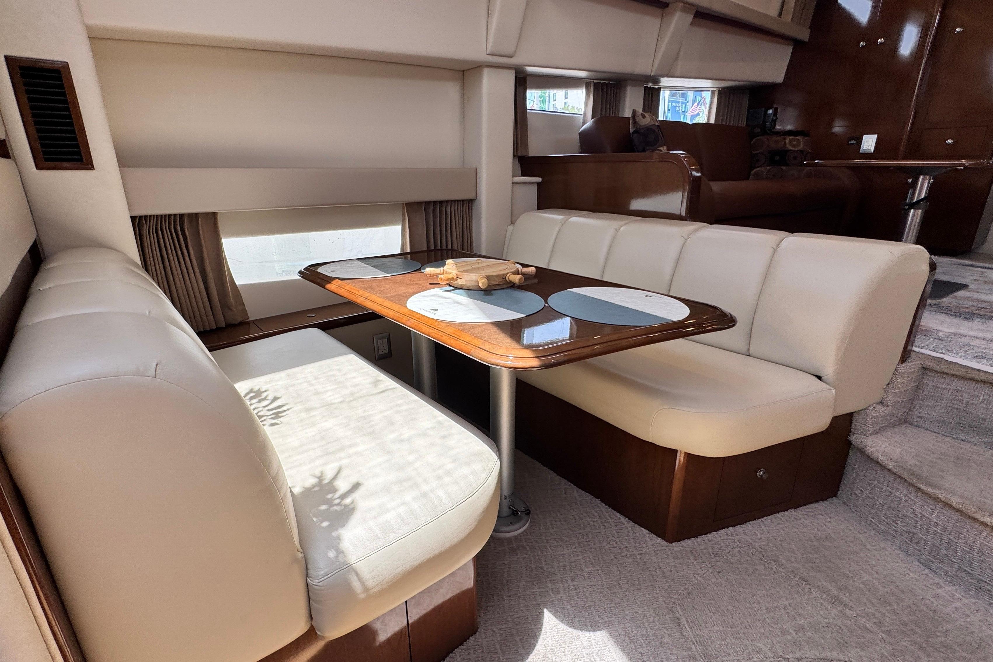 2007 Carver 47 Motor Yacht Dinette