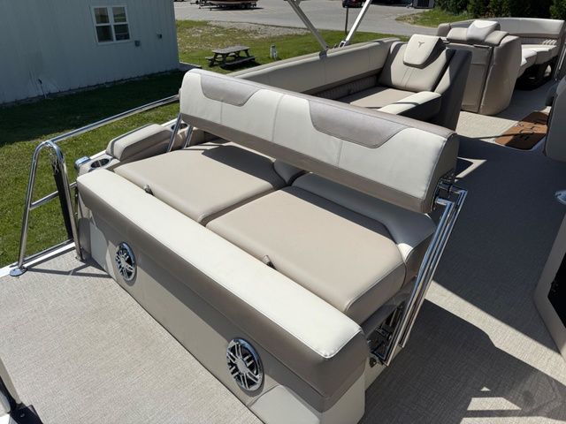 2025 Tahoe 2385 CASCADE CRUISE REAR BENCH - 10
