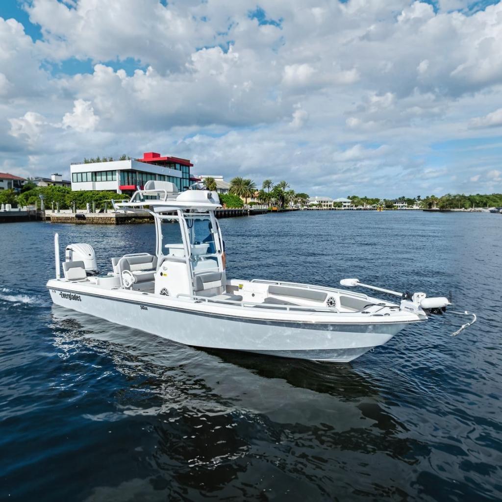 2023 Everglades 243 Center Console