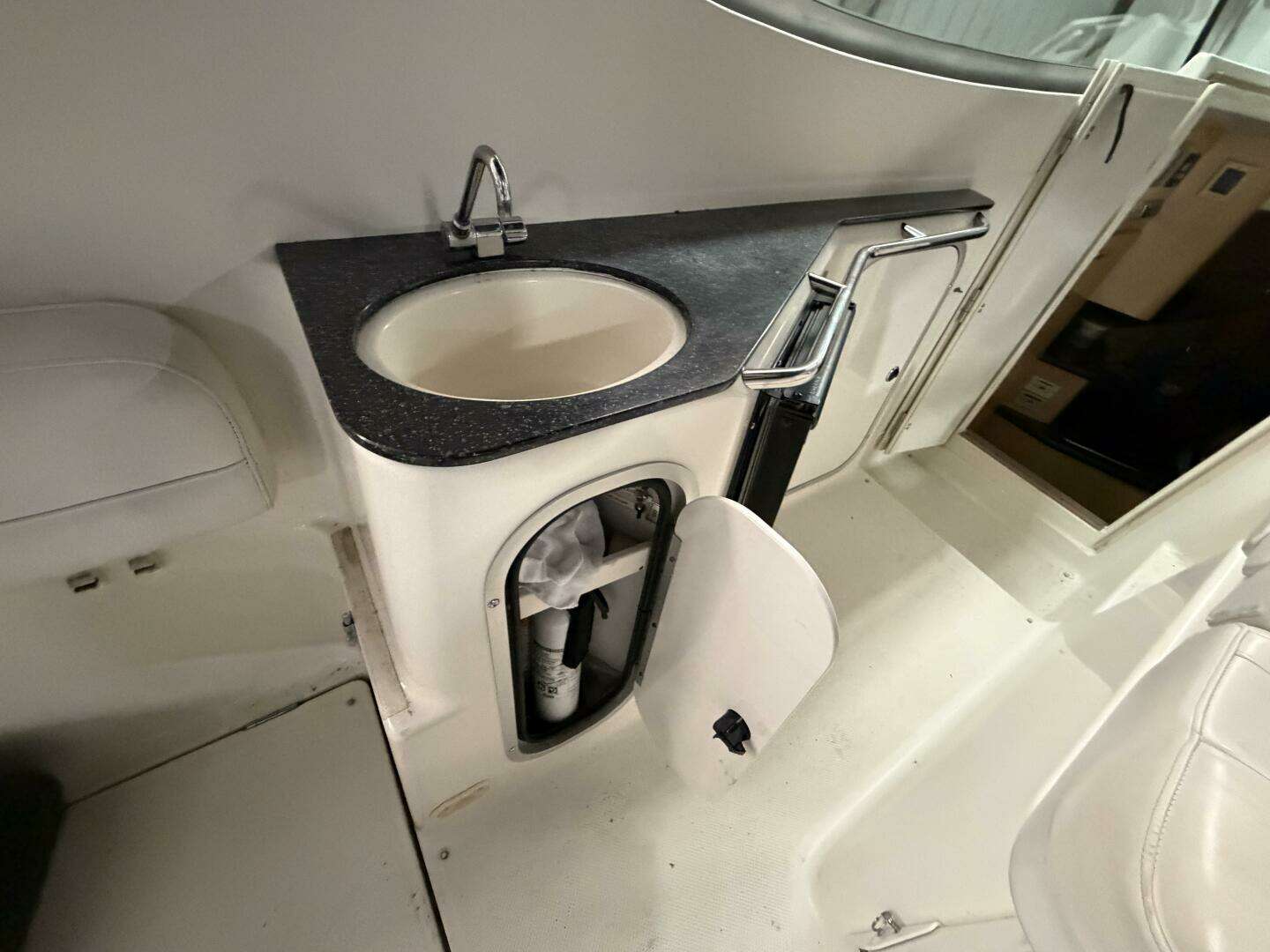 2001 Maxum 3300 SCR - Image 20