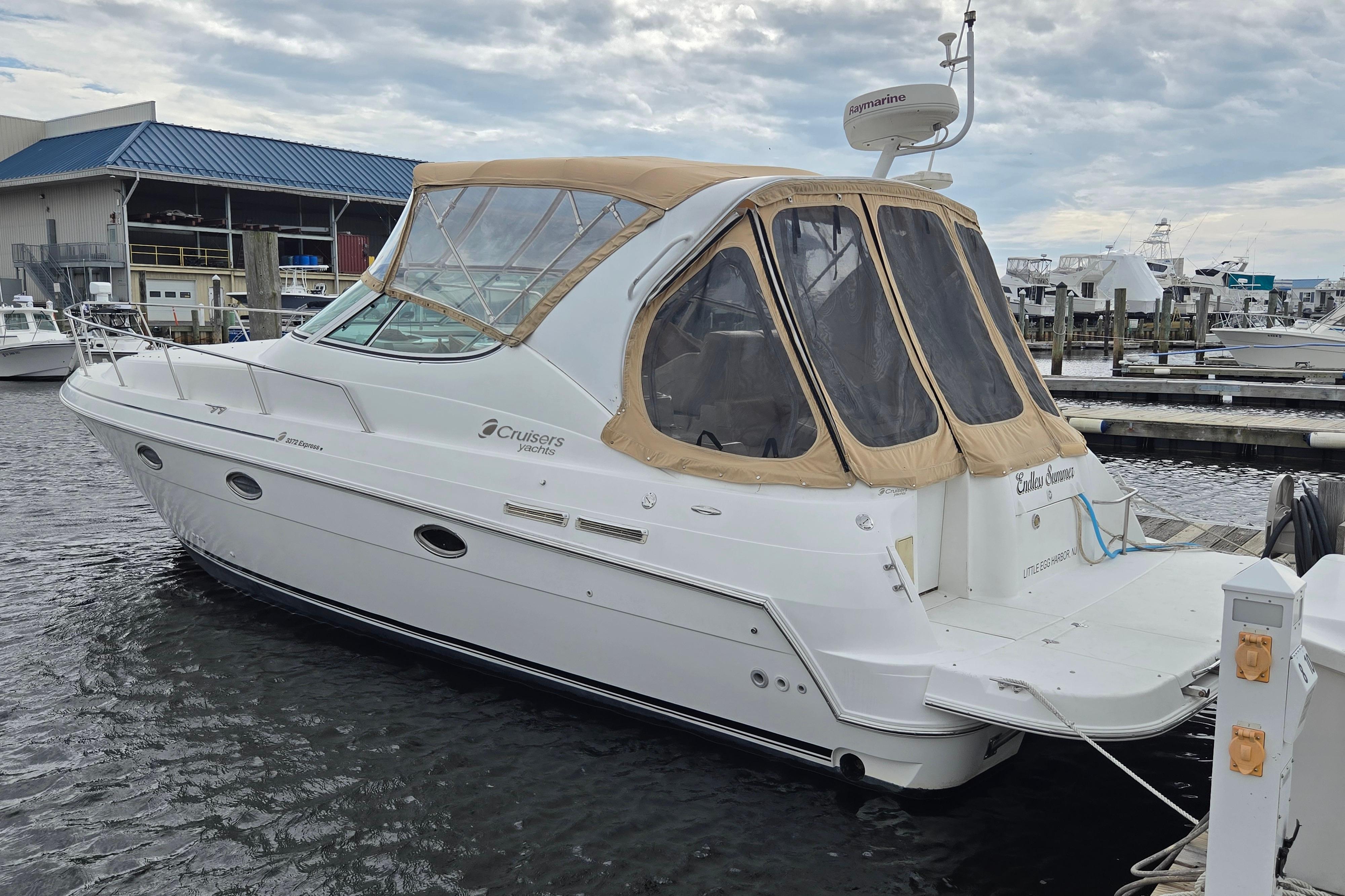 2002 Cruisers Yachts 3372 Express