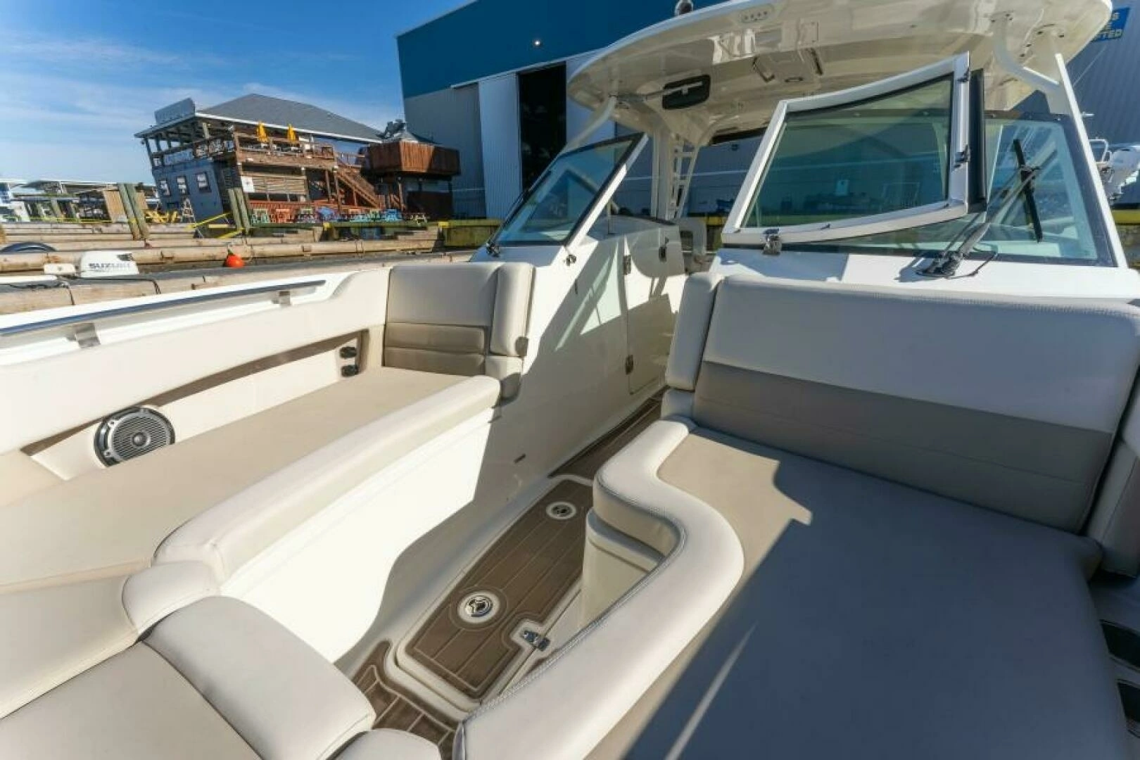 2017 Boston Whaler 320 Vantage - Image 11