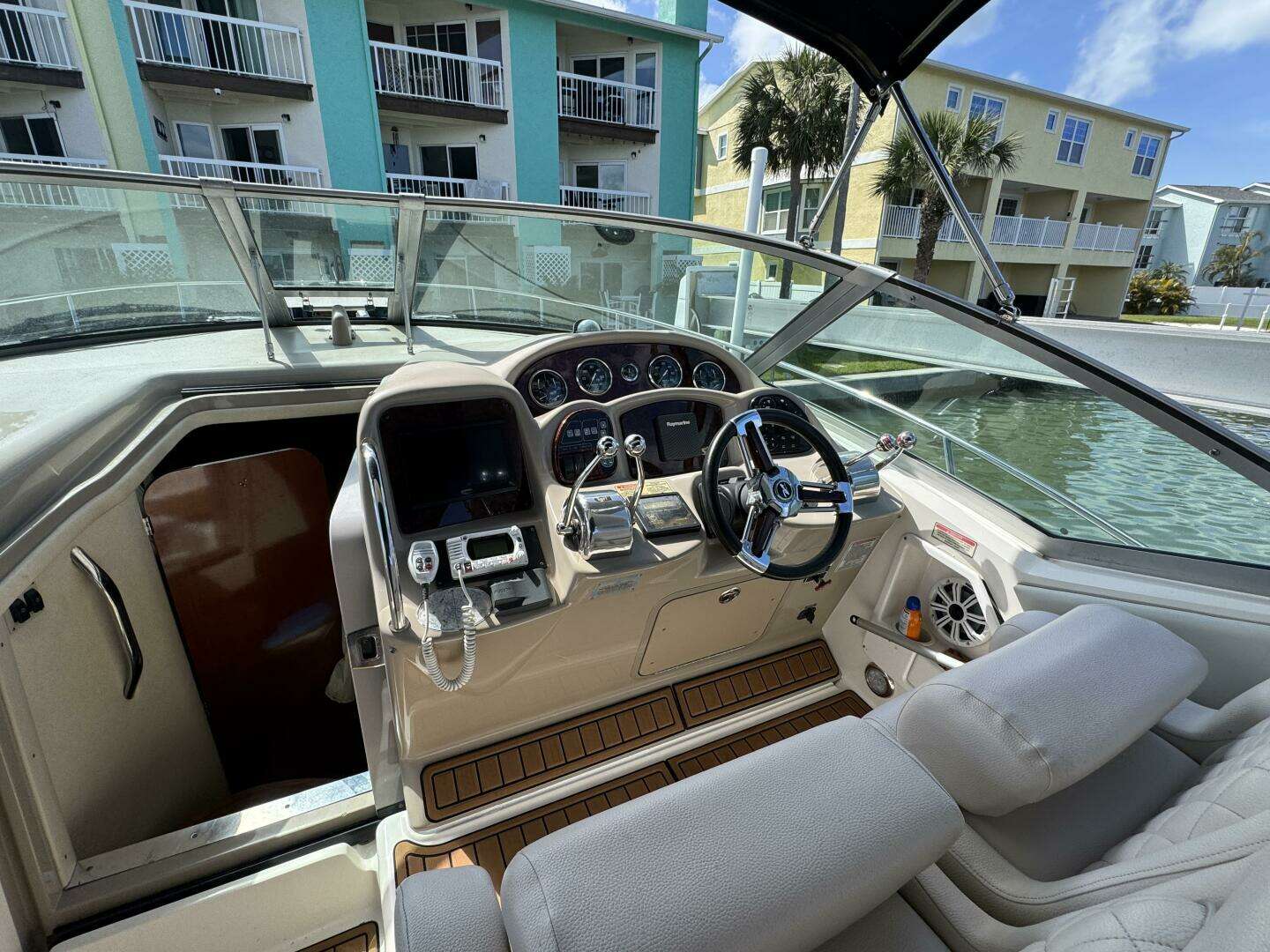 2002 Sea Ray 320 Sundancer - Image 19