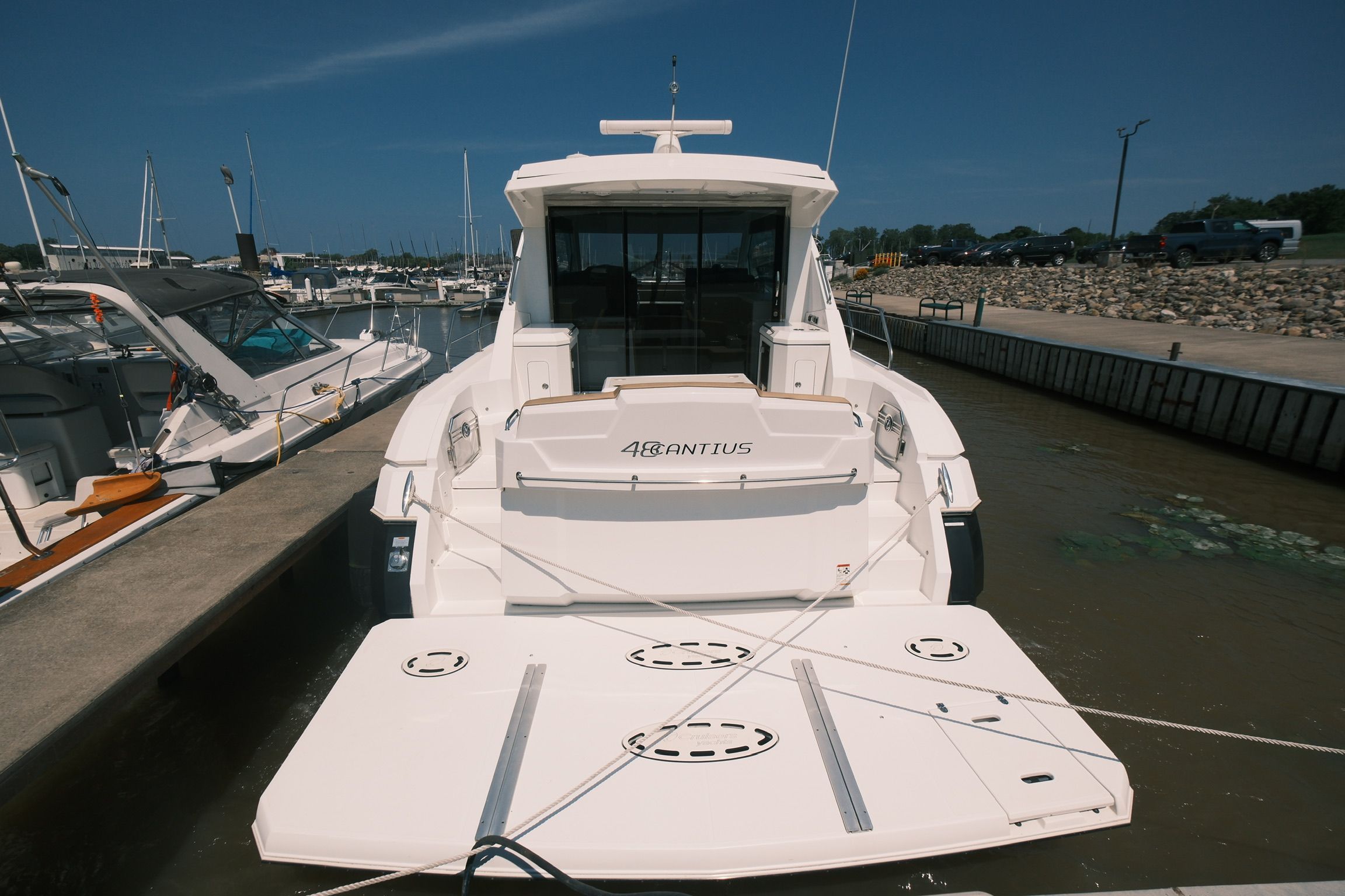 2015 Cruisers Yachts 48 Cantius