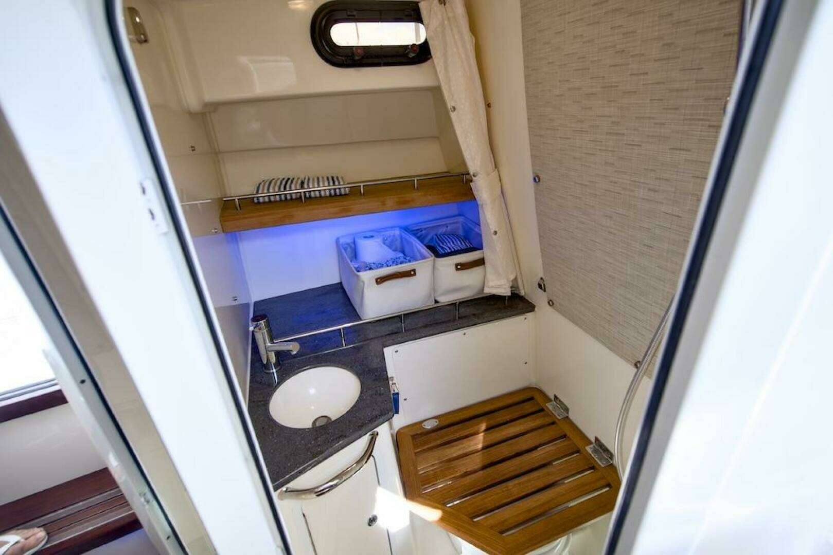 2019 Boston Whaler 350 Realm - Image 28