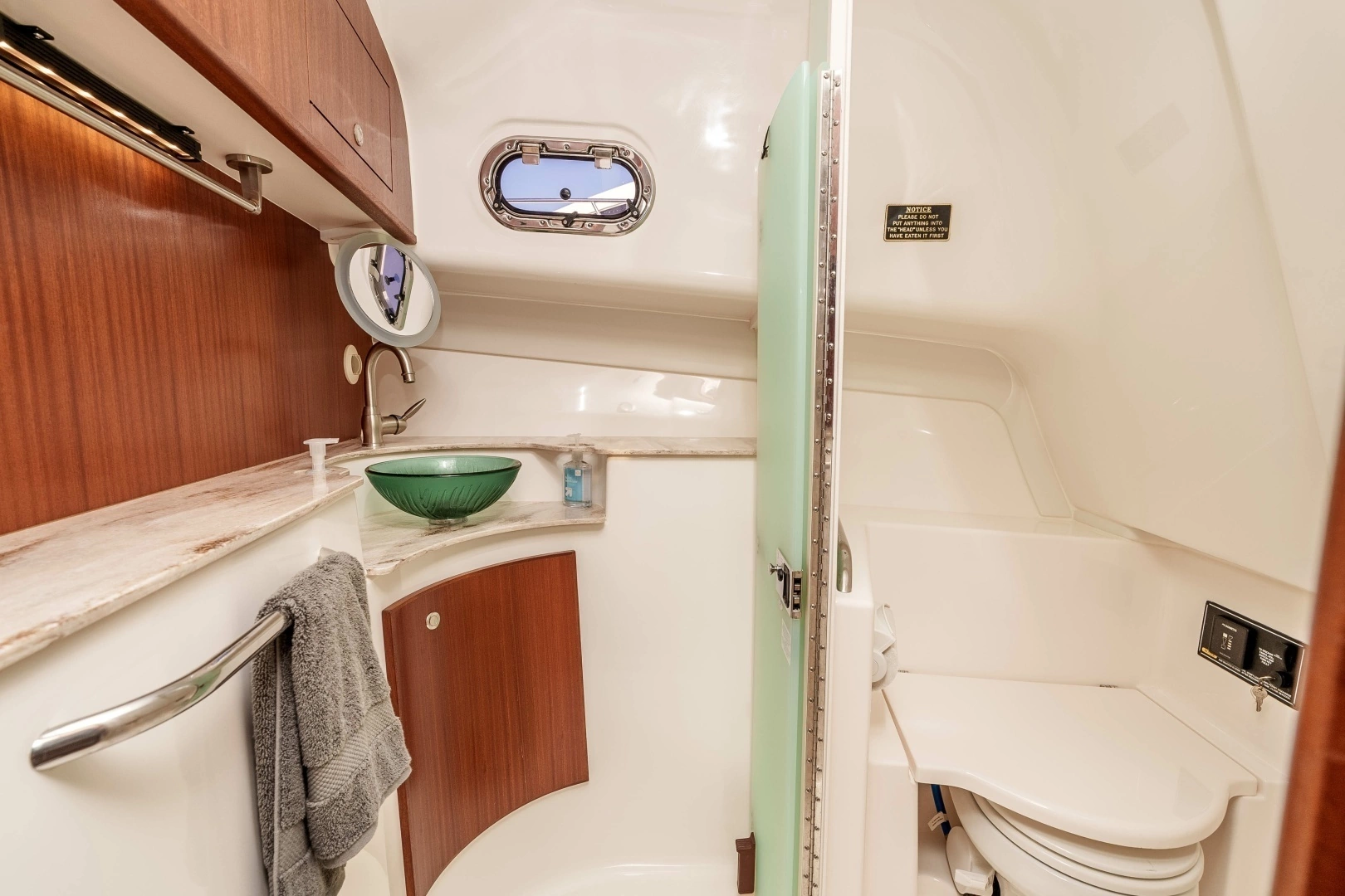 2018 Pursuit 385 Offshore - Image 12