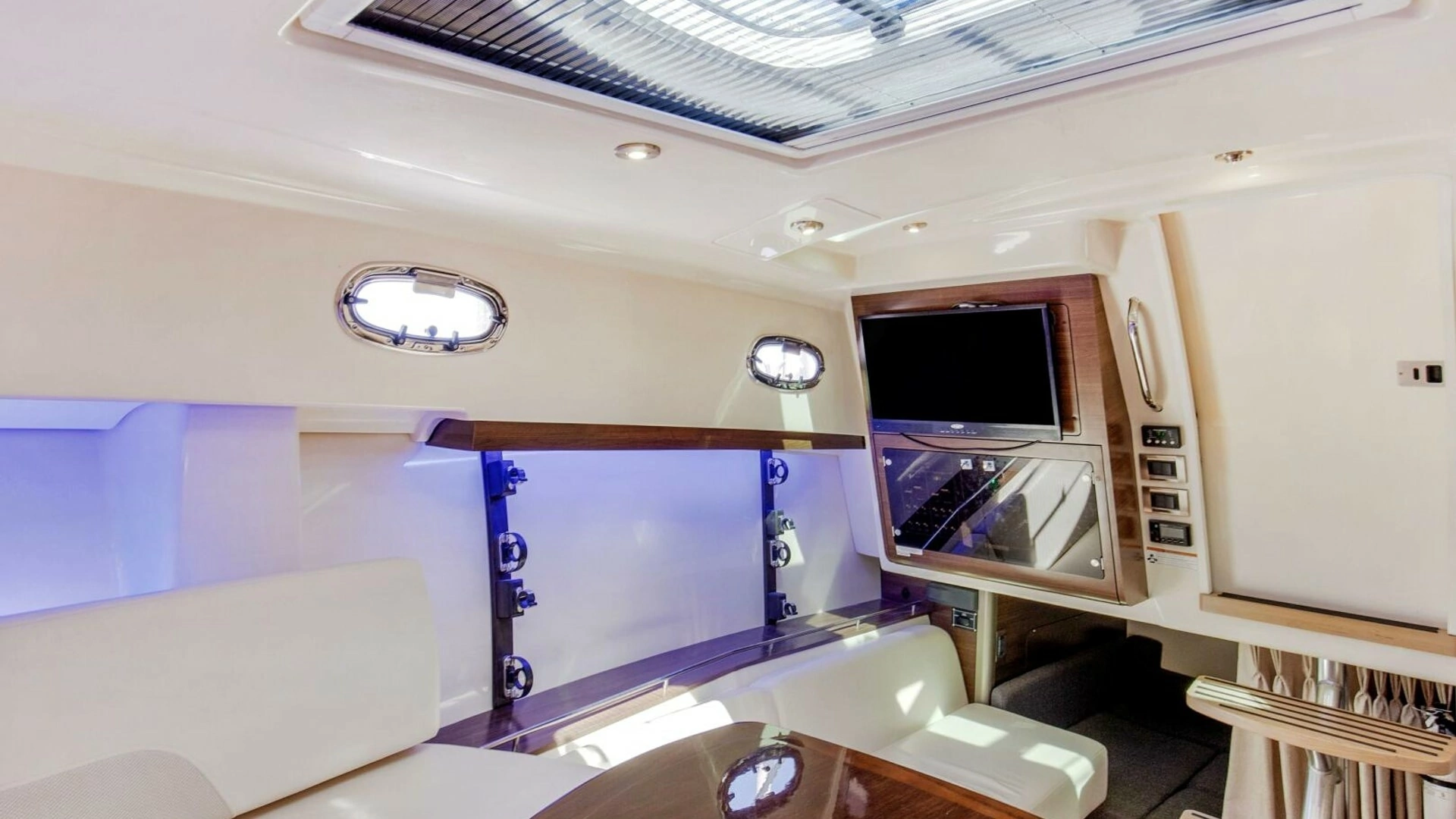 2019 Boston Whaler 345 CONQUEST - Image 8