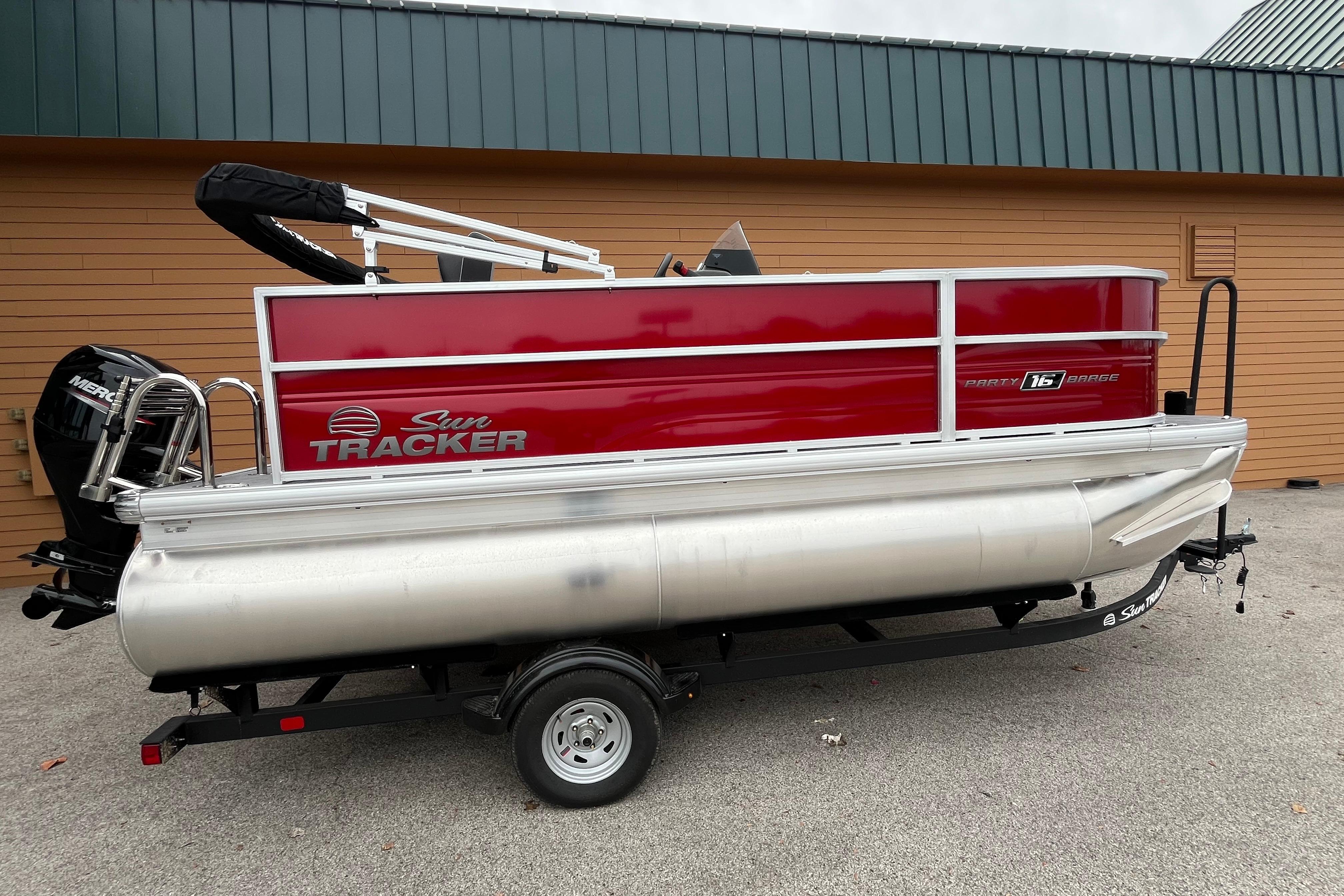 2026 Sun Tracker Party Barge 16 DLX