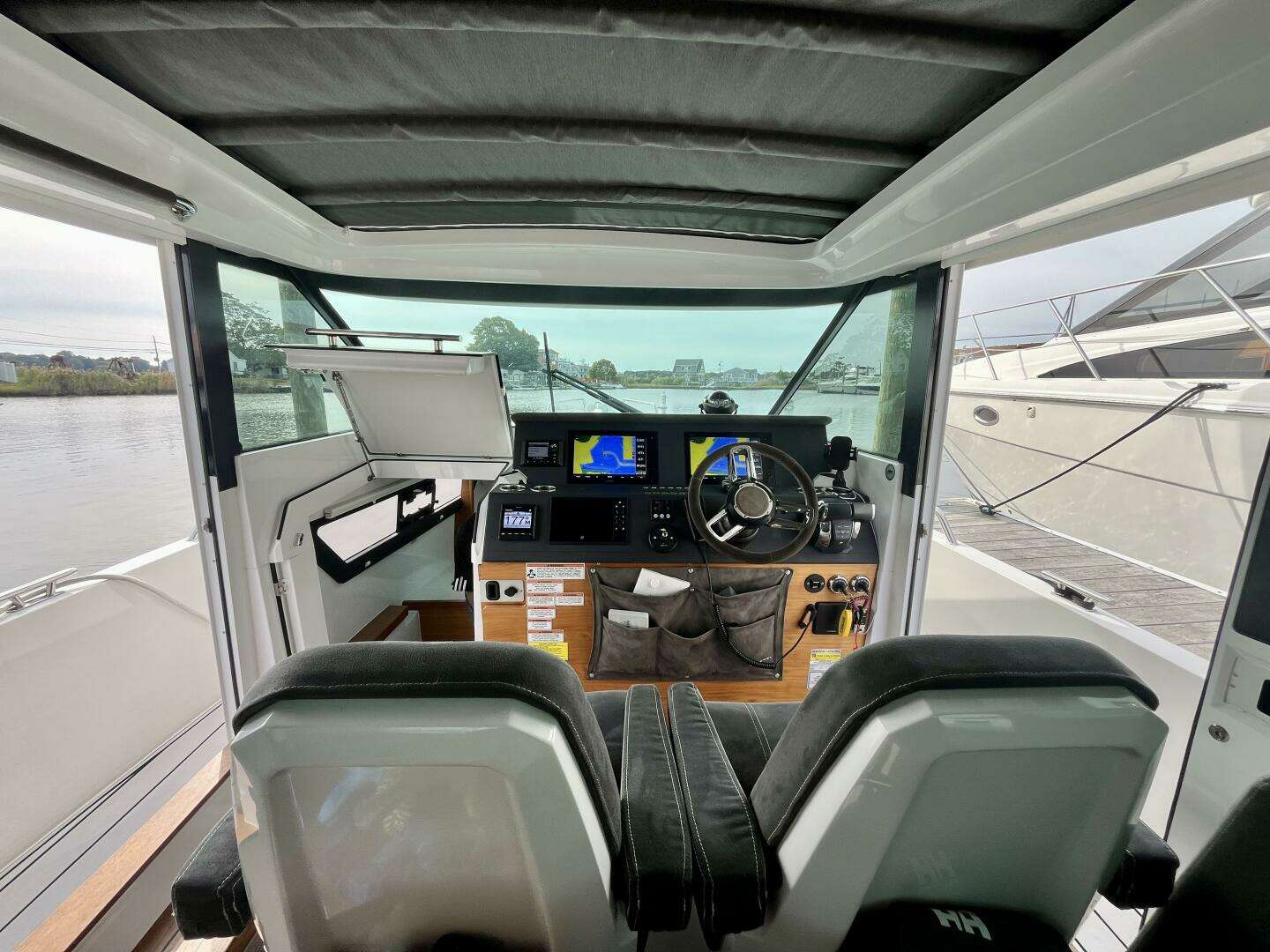 2018 Axopar 37 Sport Cabin R - Image 24