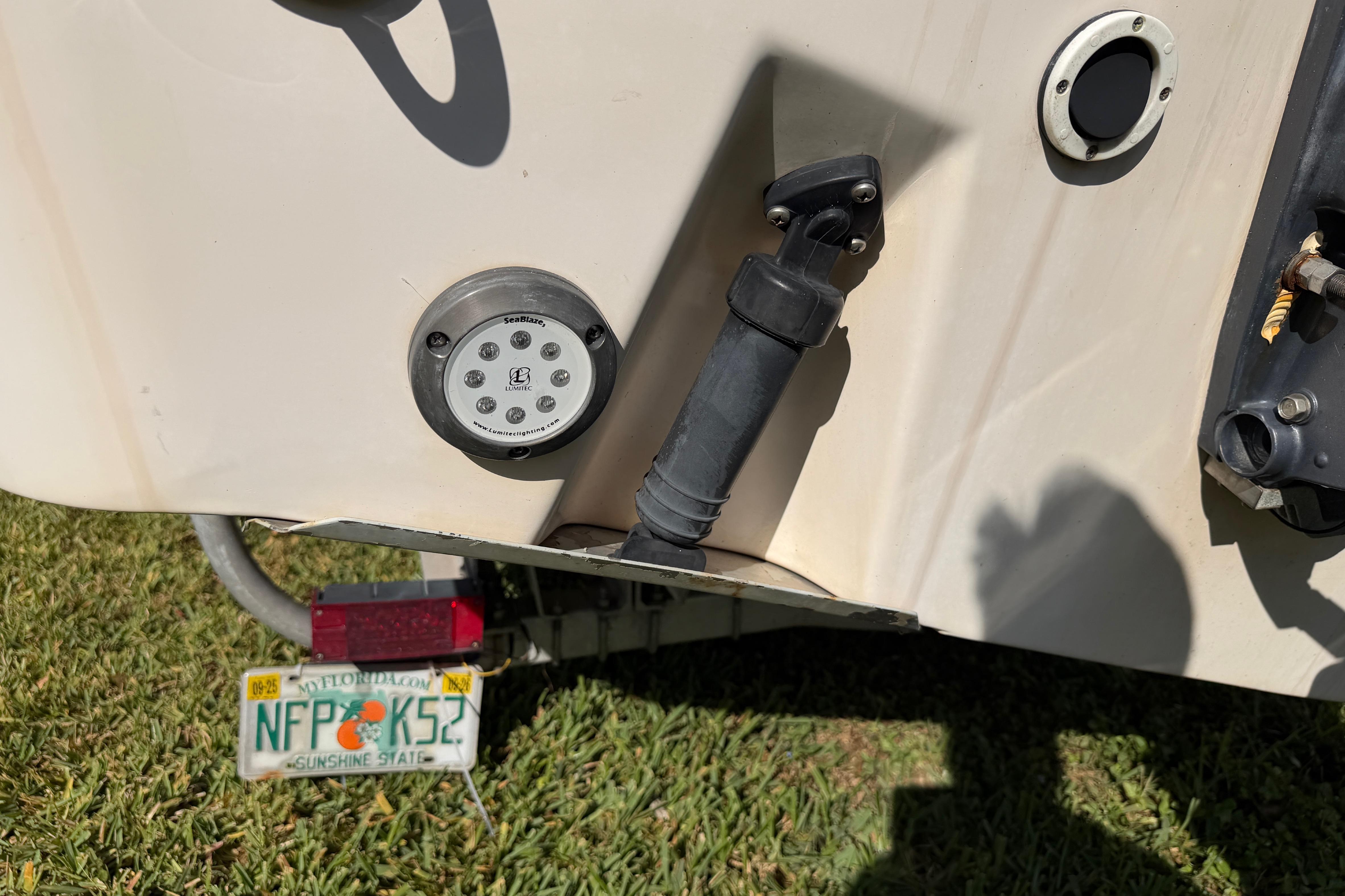 2006 Grady-White Sailfish 282 boat stern with Florida license plate and underwater light.