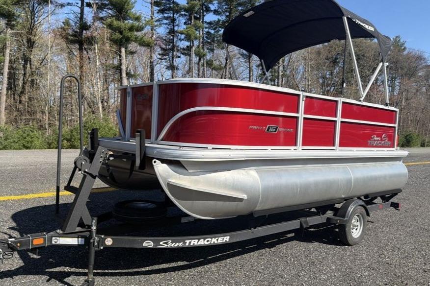 2026 Sun Tracker Party Barge 16 DLX