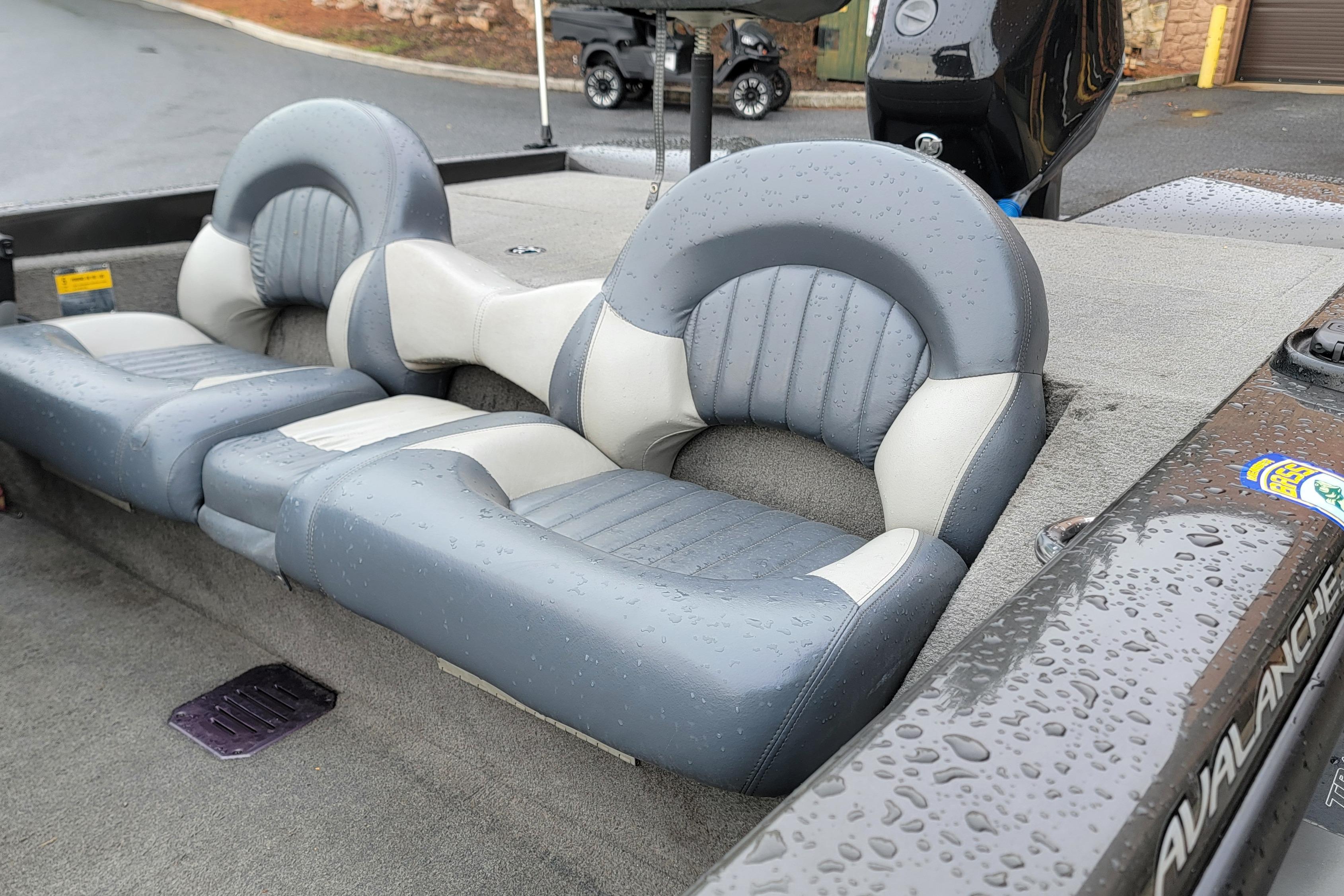2006 Tracker Avalanche 18 SC boat seats with rain droplets, showcasing gray and white upholstery.