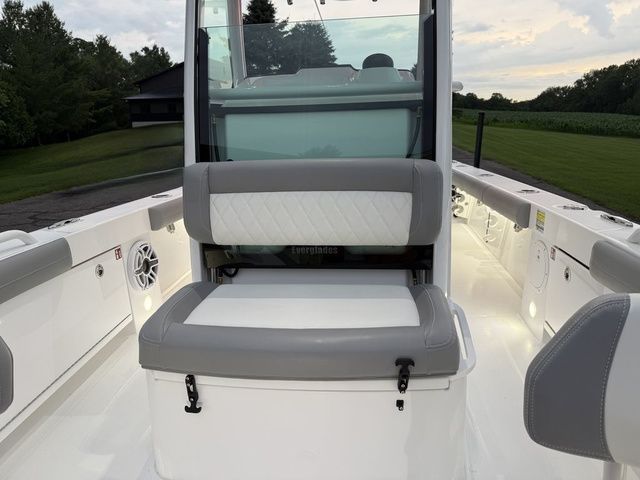 2026 Everglades 253 Center Console - 33