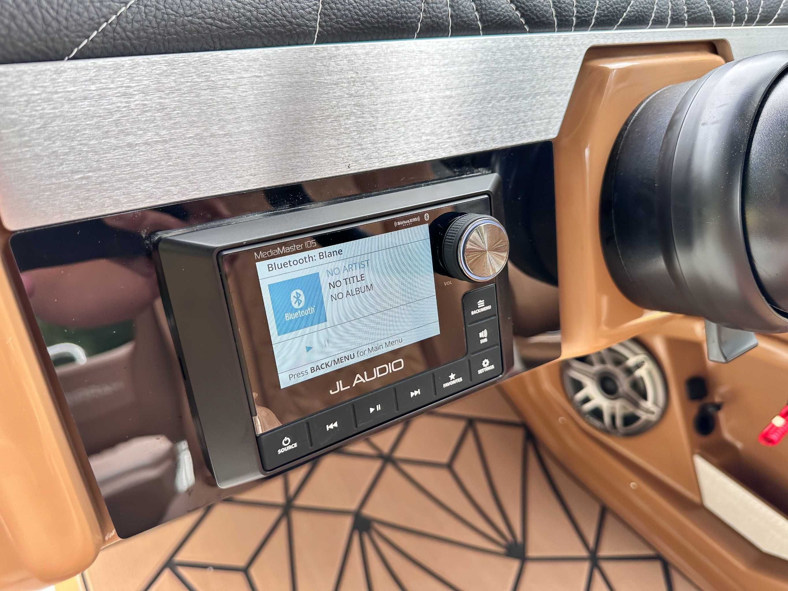 JL Audio system in Harris Grand Mariner 230 SLDH 2025.