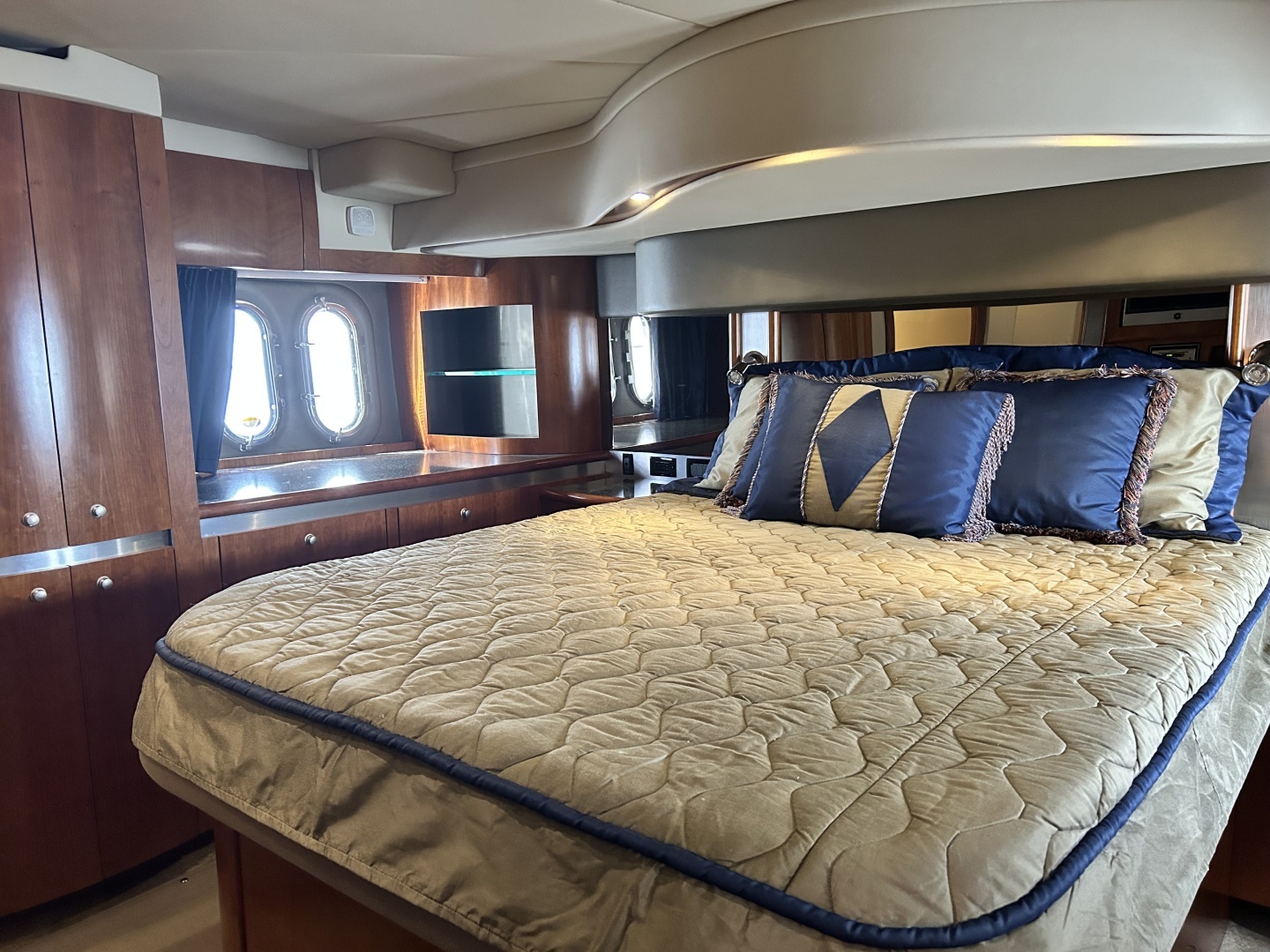 2007 Cruisers Yachts 520 EXPRESS - Image 9
