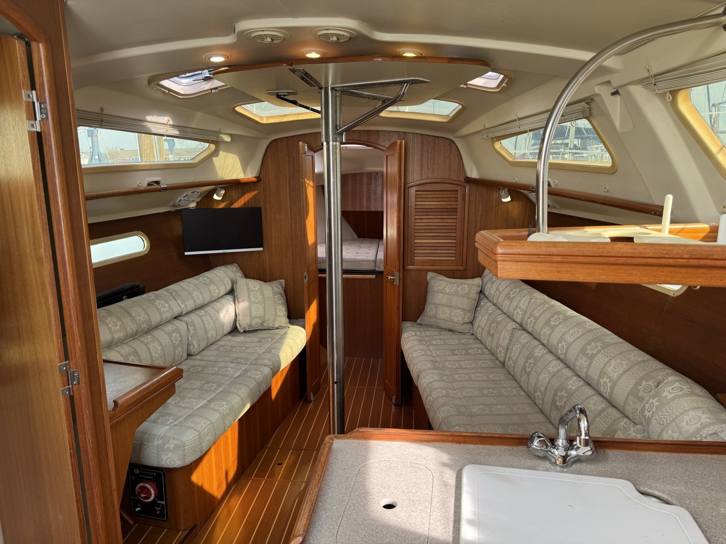 2002 Hunter 326 - Image 2