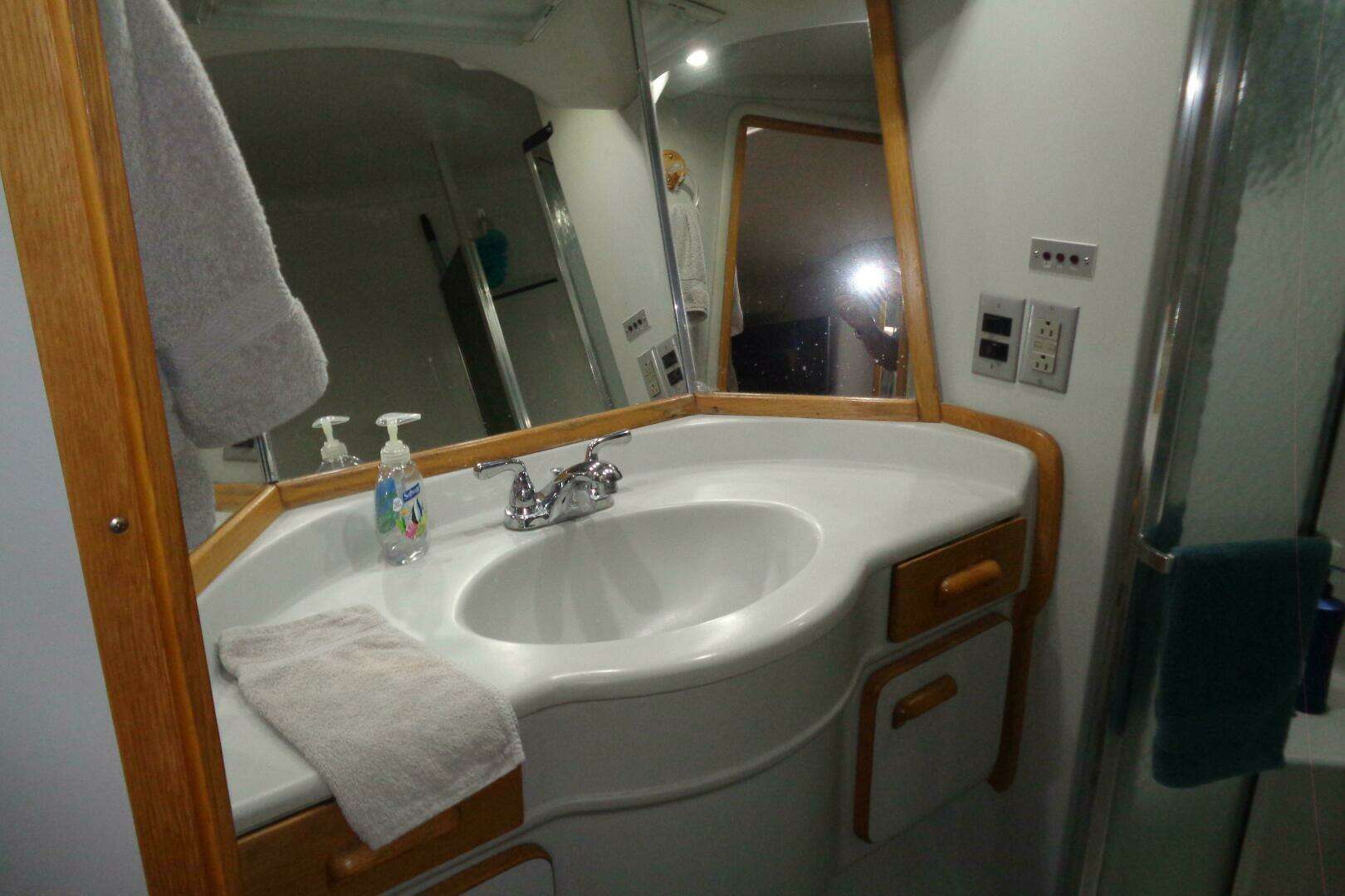 1991 Sea Ray 480 Sundancer - Image 69