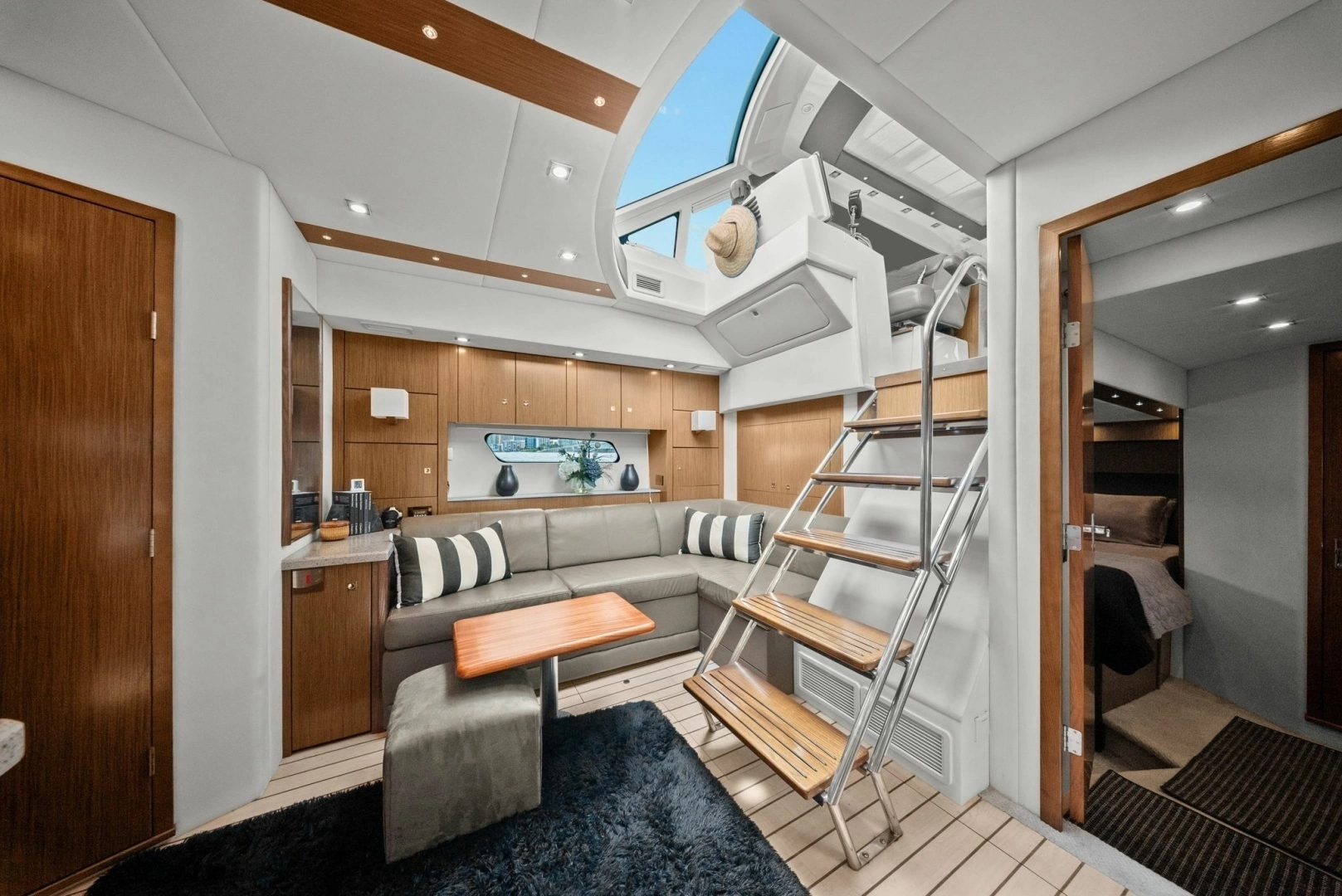 2014 Cruisers Yachts 48 Cantius - Image 18