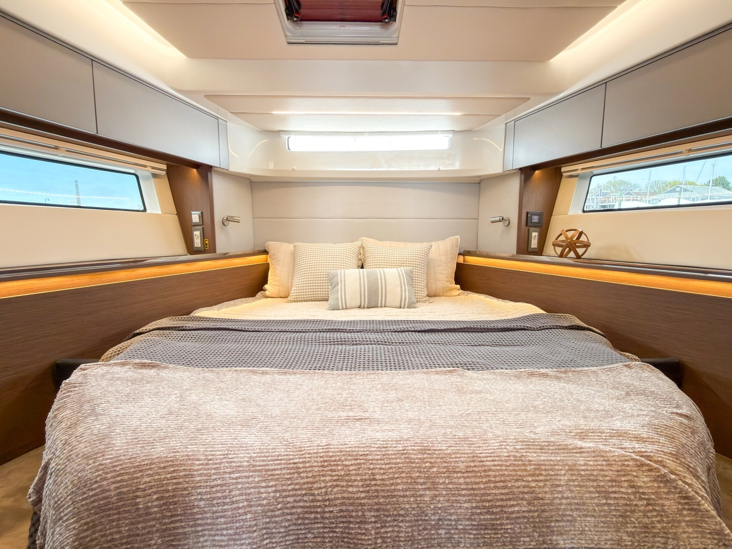 2026 Beneteau Antares 12 Coupe - Image 11