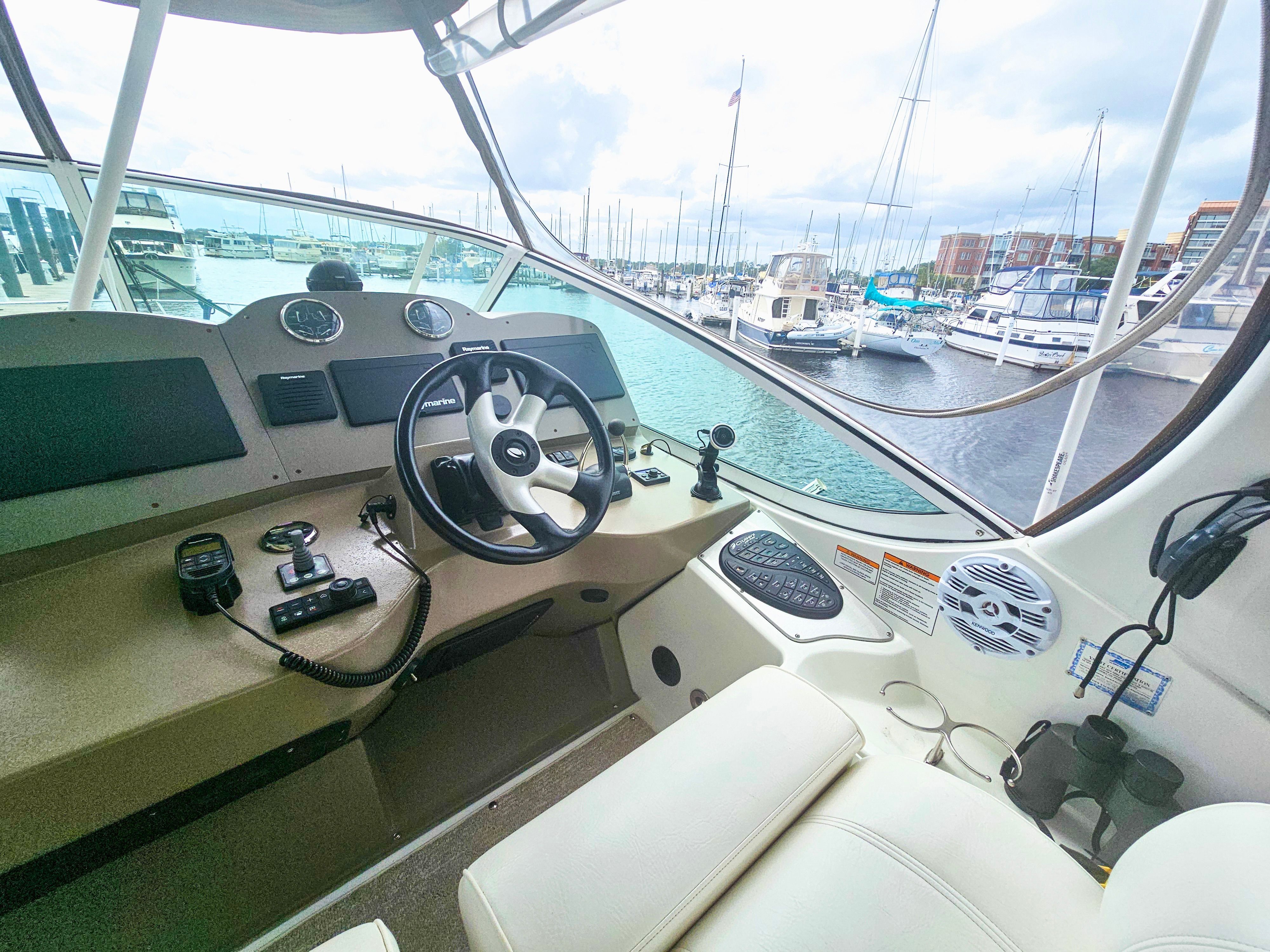 2008 Cruisers Yachts 455 Express Motoryacht - 11