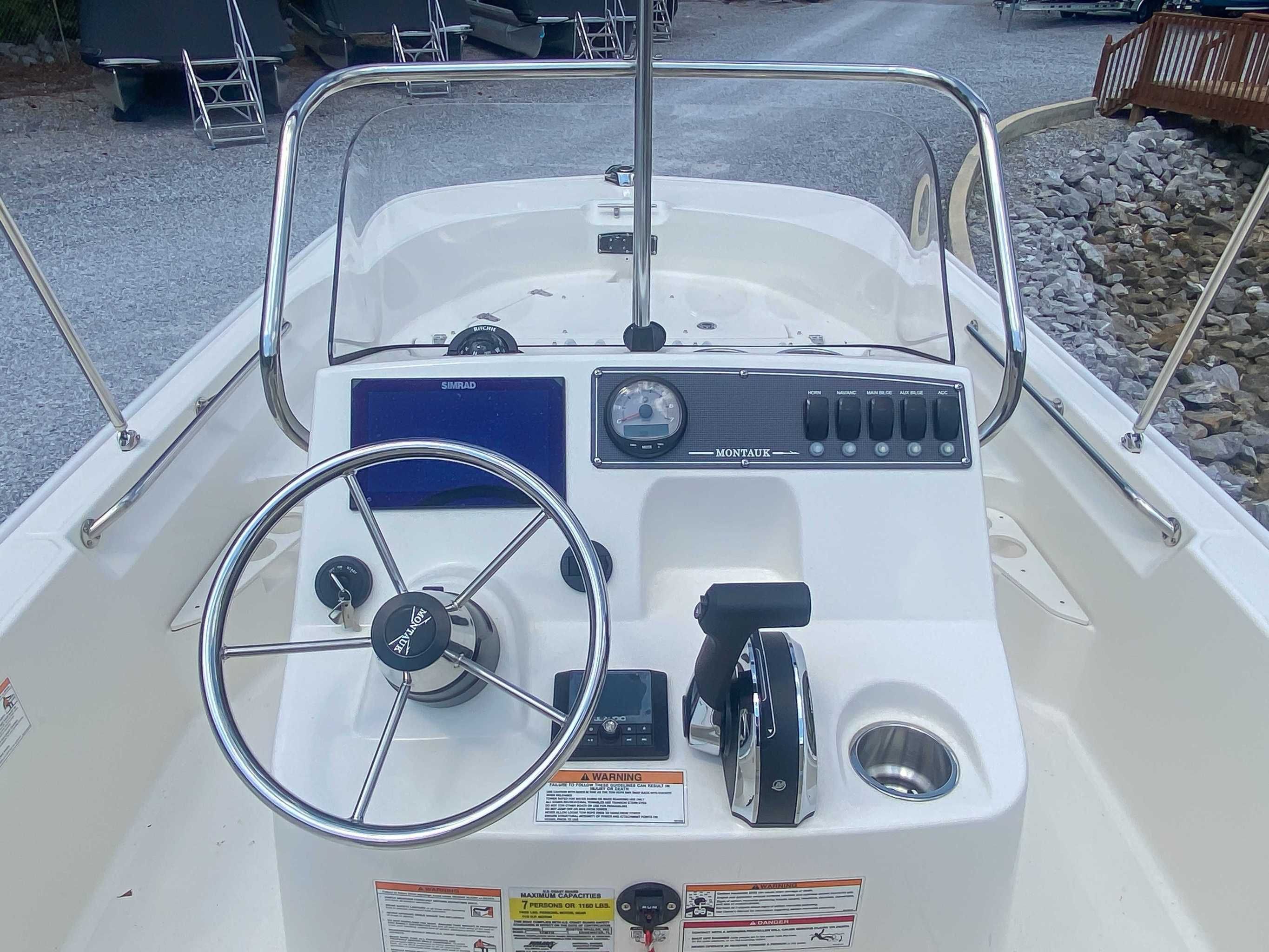 Boston Whaler 170 Montauk 2025 helm console.