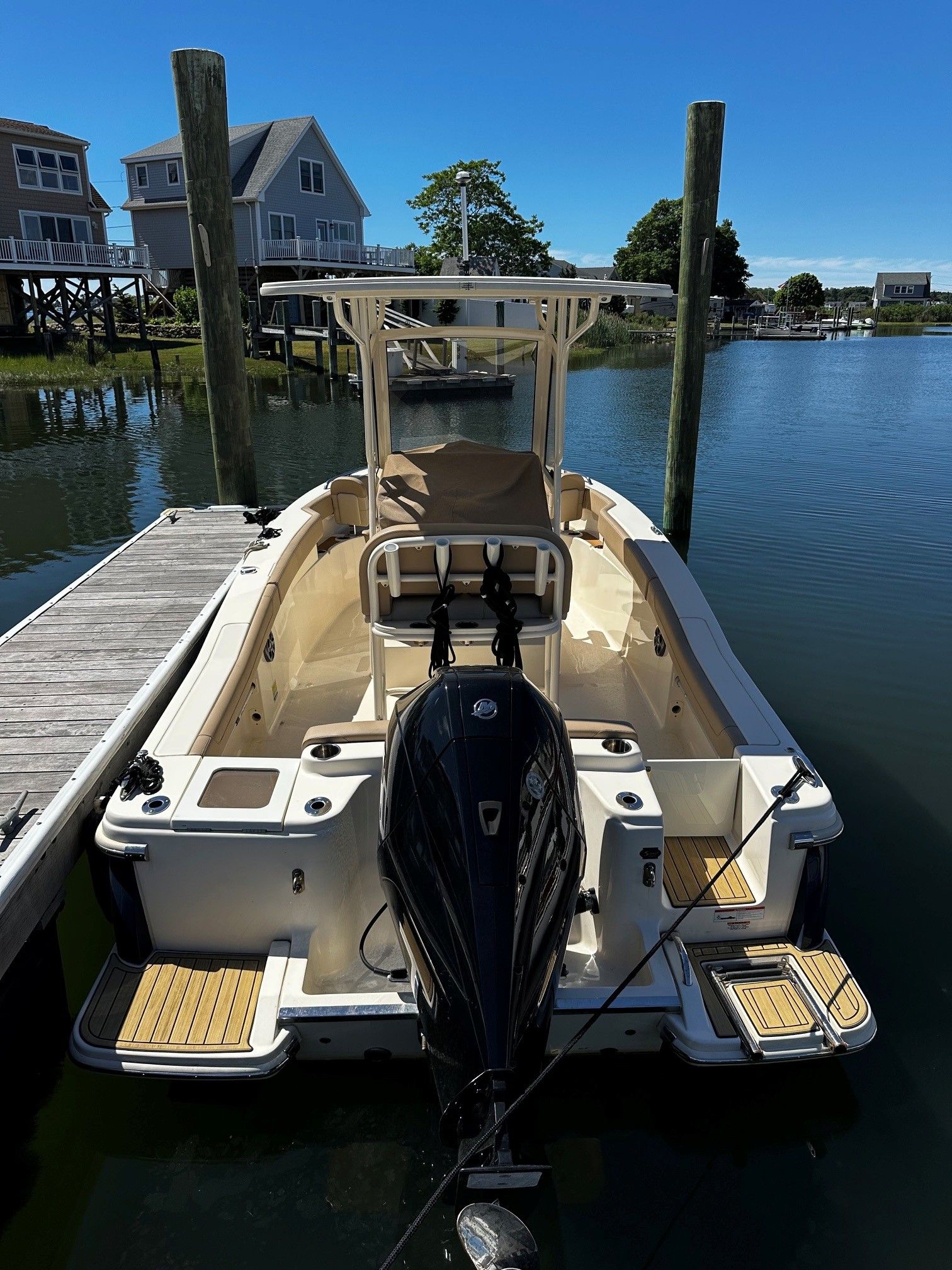 Scout 210XSF 2022 boat docked on a sunny day.