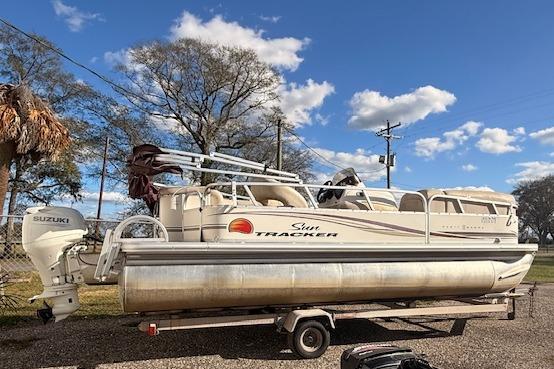 2011 Sun Tracker Party Barge 21 Signature Series