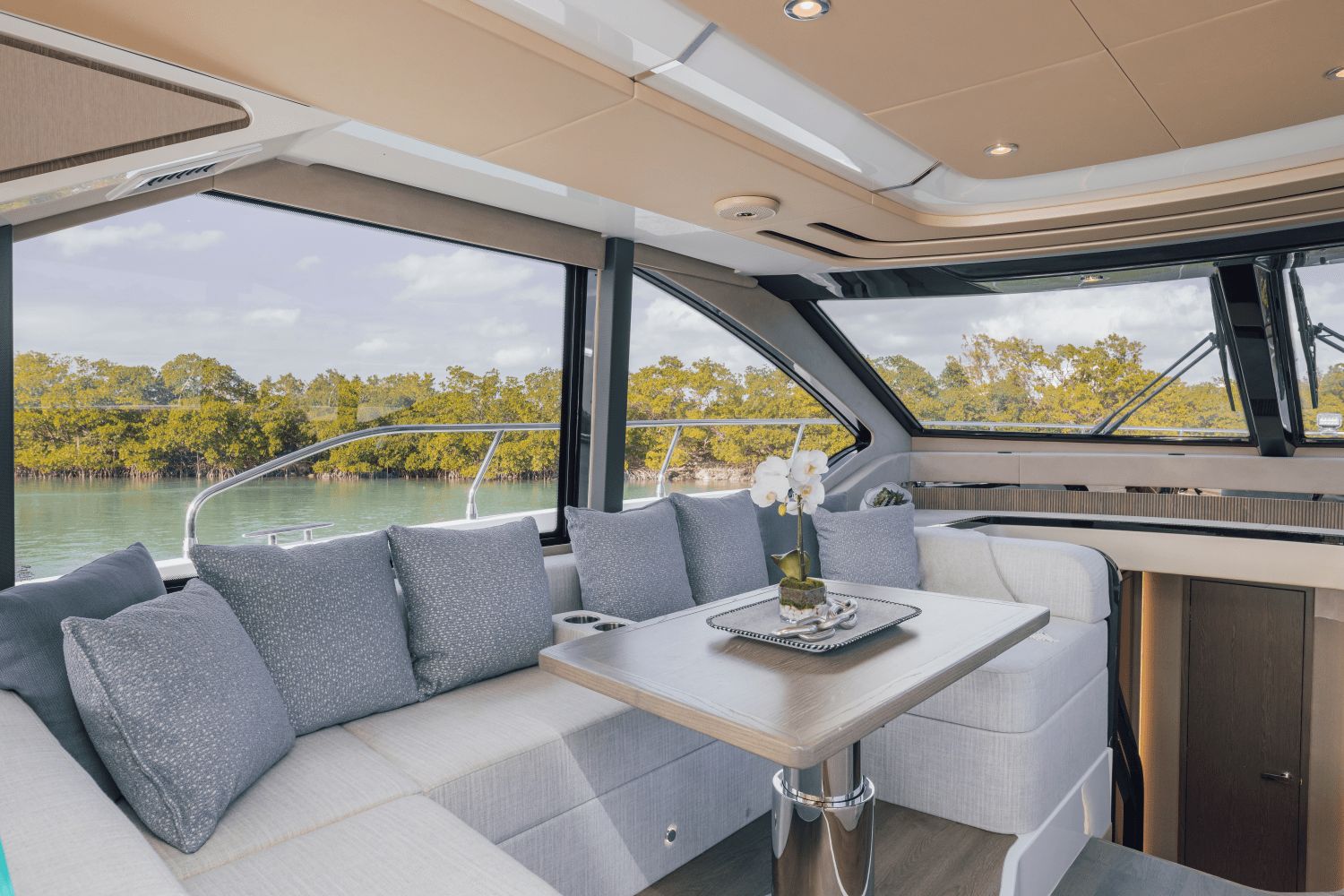 2027 Cruisers Yachts 57 Fly - 60
