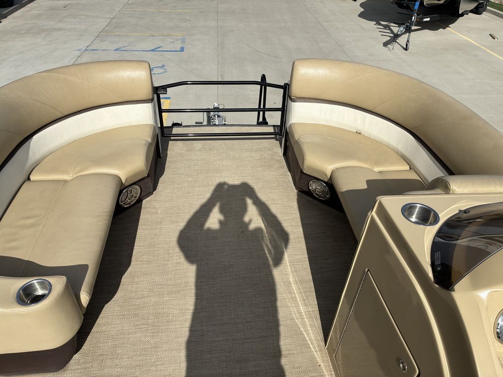 2015 Larson Escape 2200 RT - 13