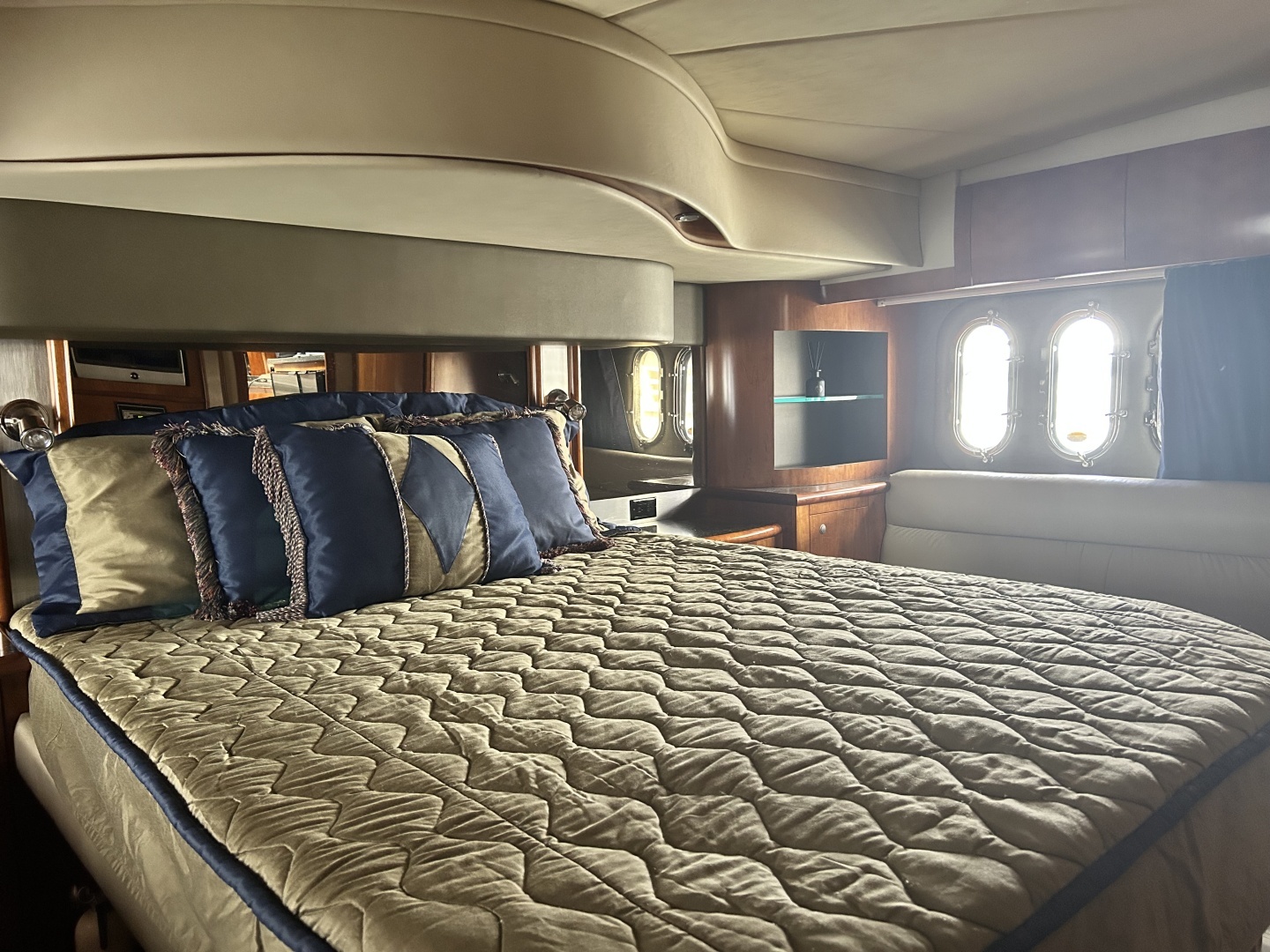 2007 Cruisers Yachts 520 EXPRESS - Image 11