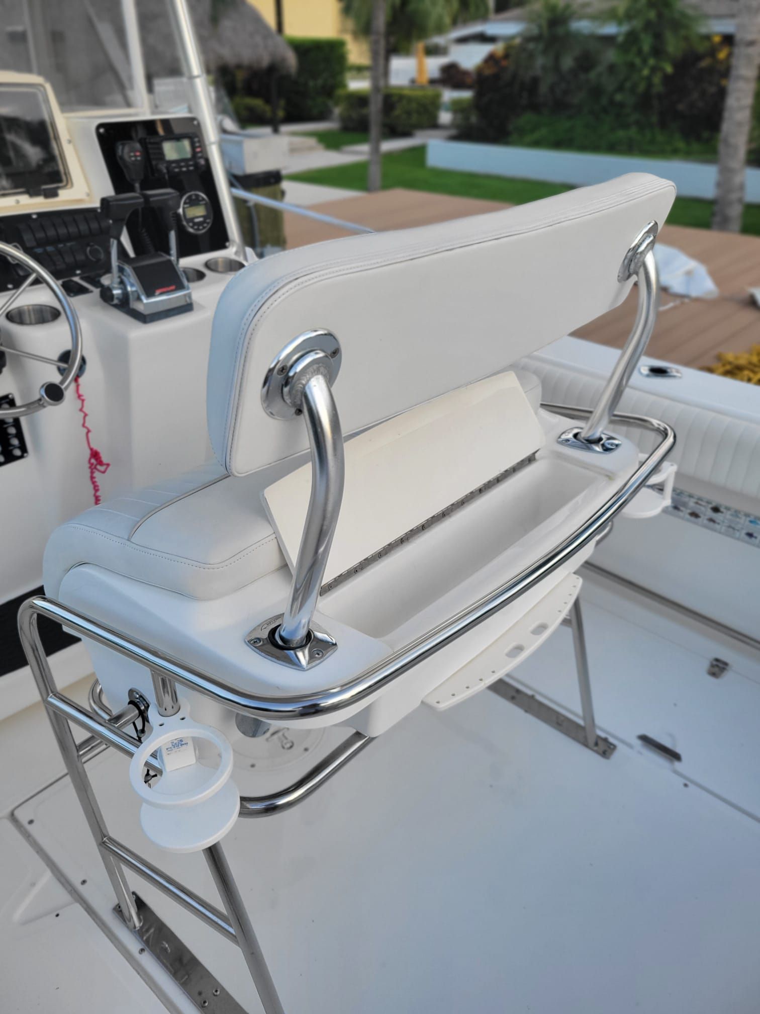 Boston Whaler 26 Outrage 2001 boat console with seating and controls.