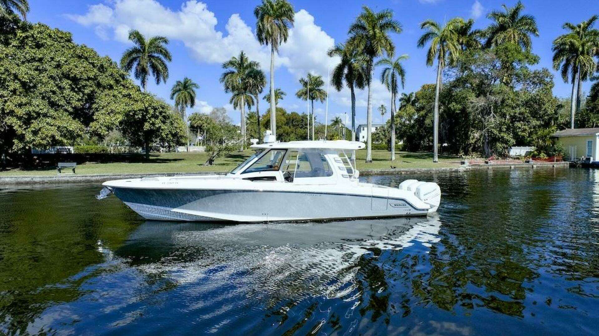 2019 Boston Whaler 350 Realm - Image 4