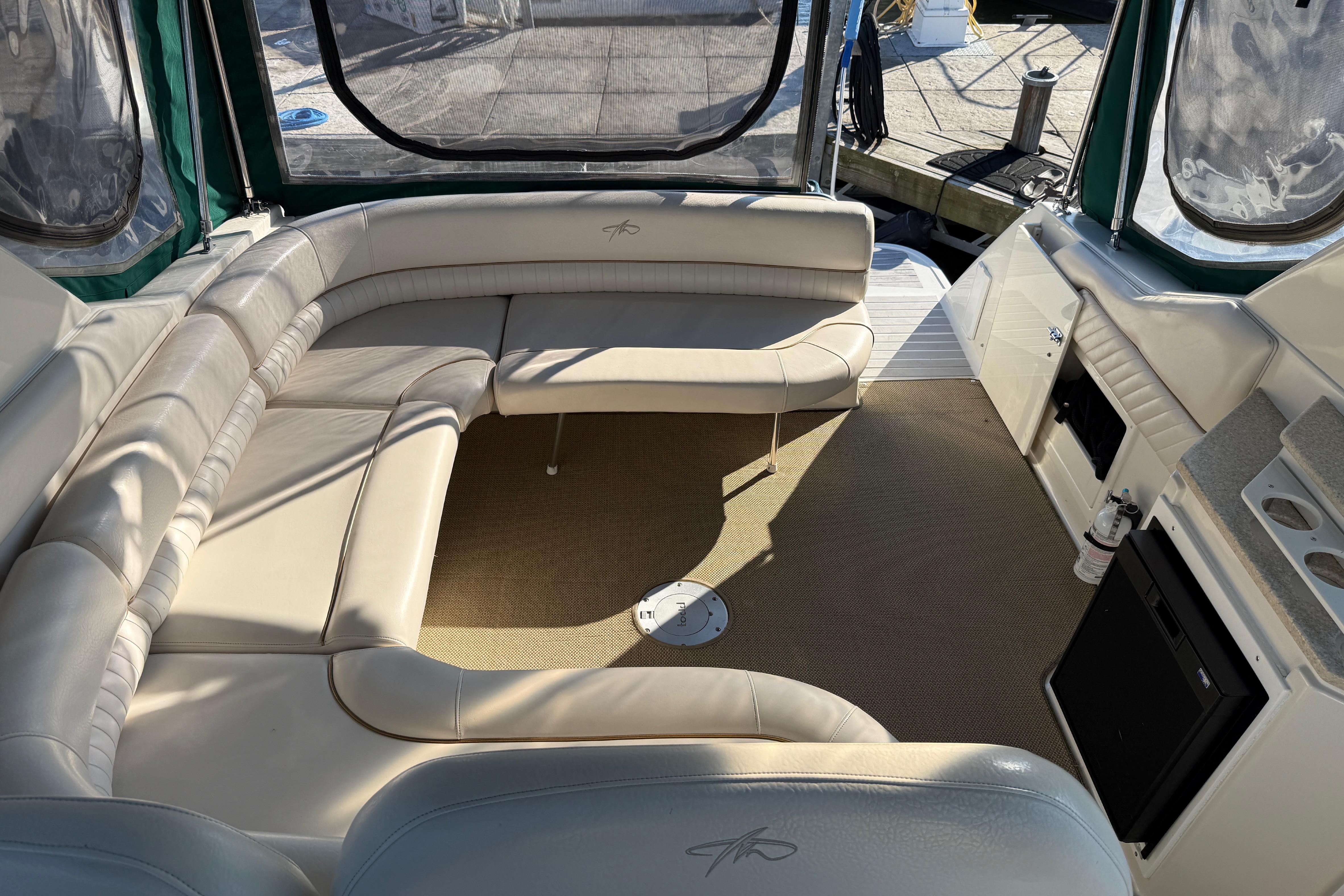 Luxurious interior of a 2000 Monterey 322 Cruiser with beige seating and carpet.