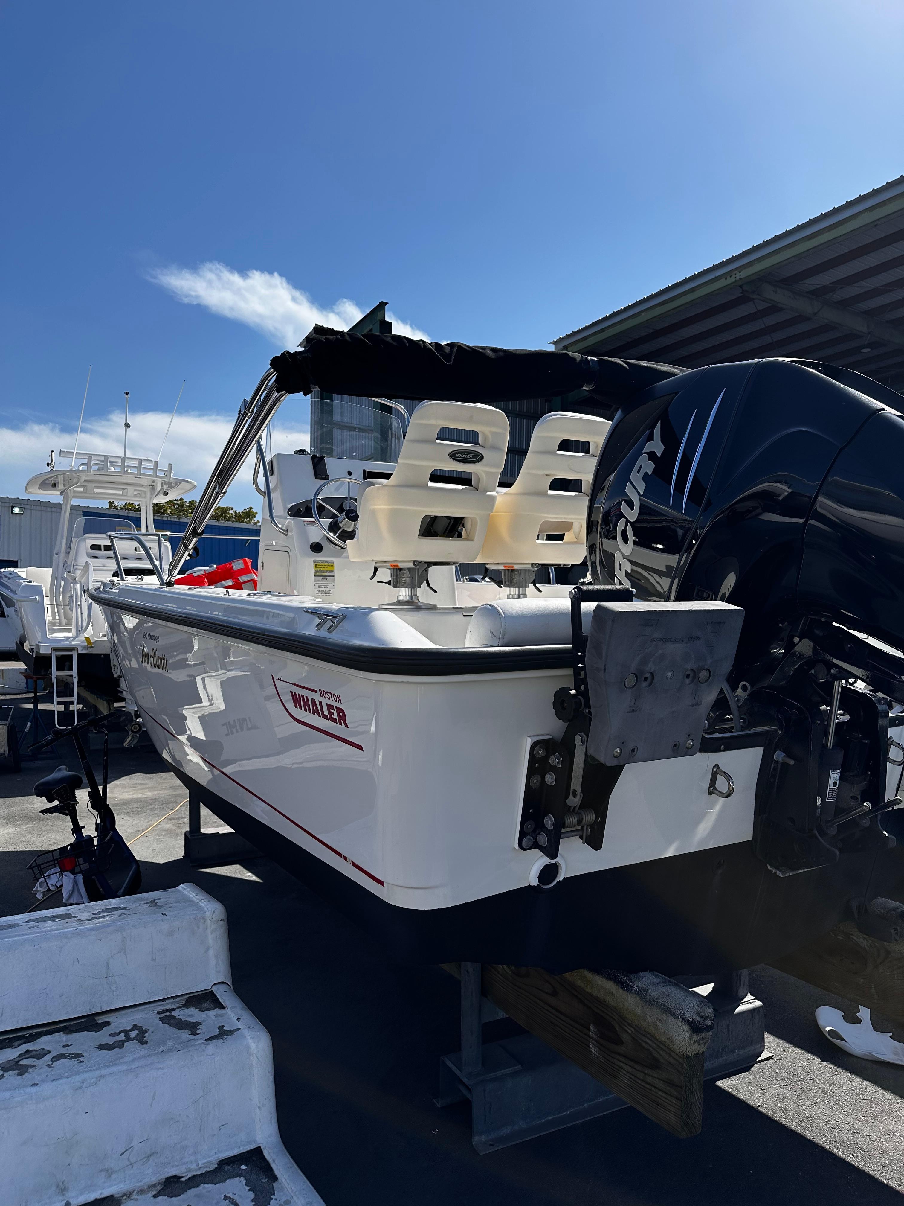 2010 Boston Whaler 190 Outrage - 11
