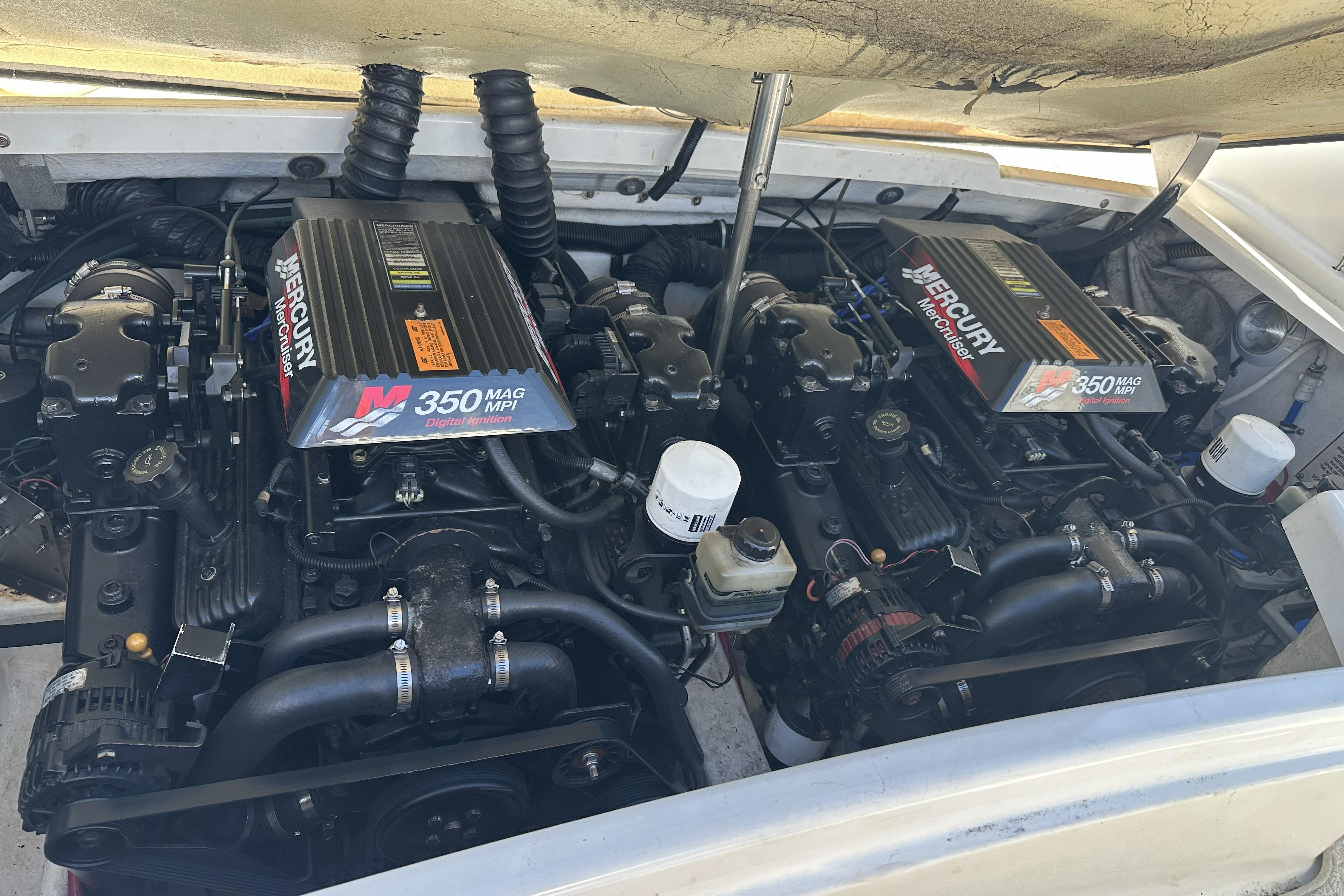 Twin Mercury 350 MAG MPI engines in a 2000 Formula 280 Sun Sport boat.