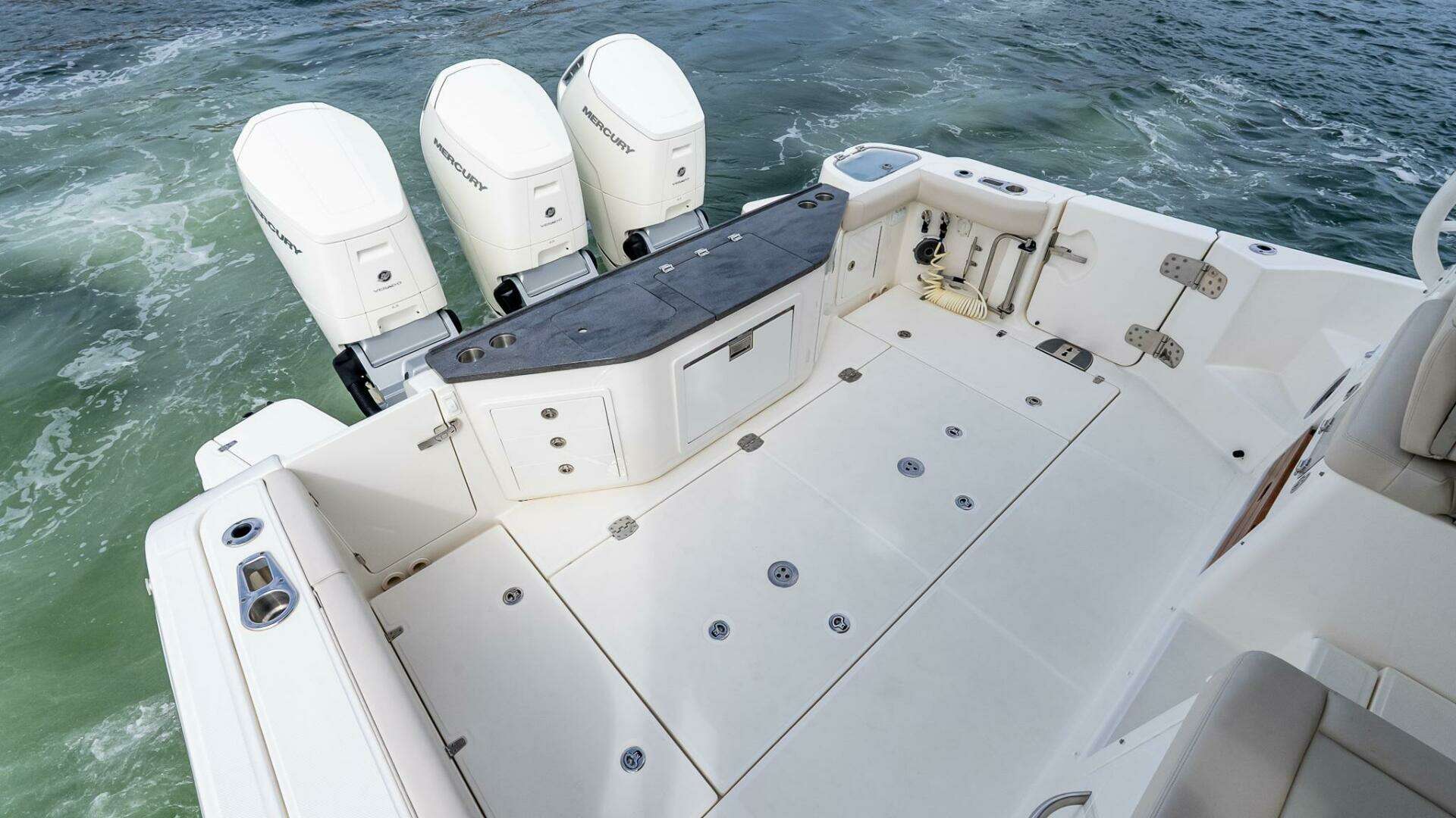 2024 Boston Whaler 405 Conquest - Image 15