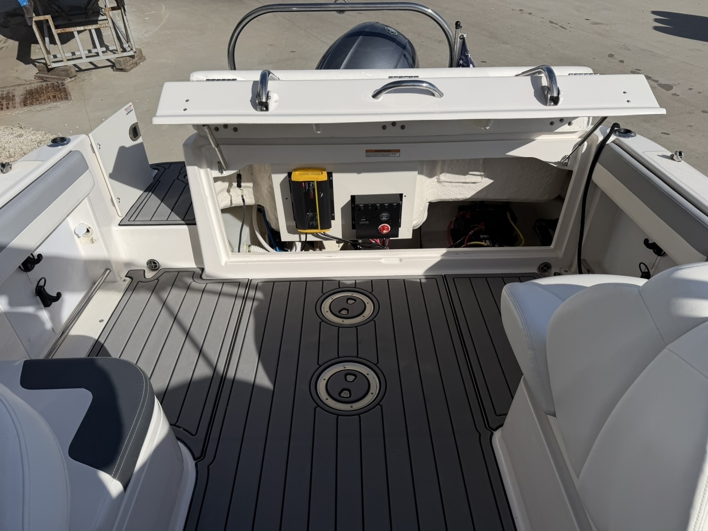 2023 Robalo R227 - Image 37