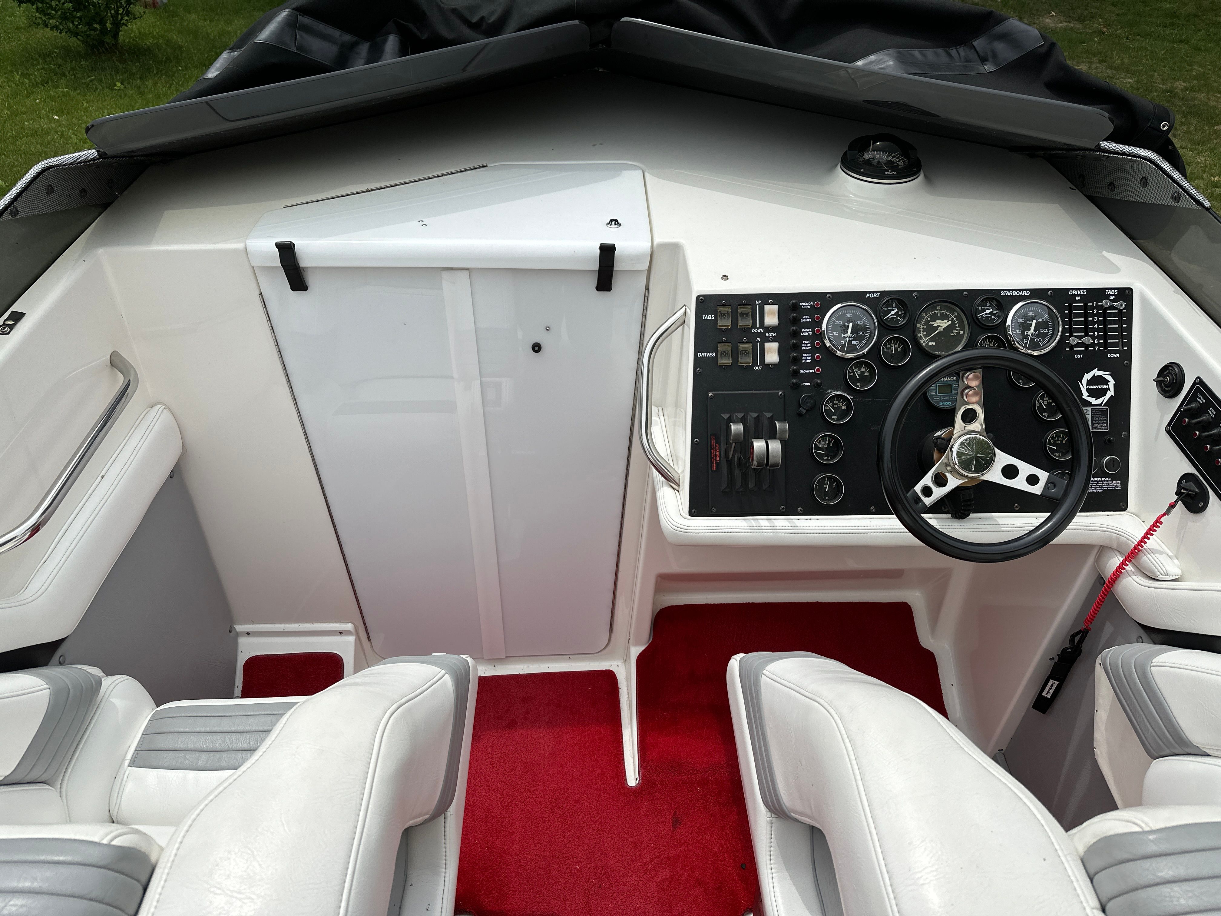 The cockpit of a 1994 Fountain EXECUTIONER with white seats and a black dashboard.