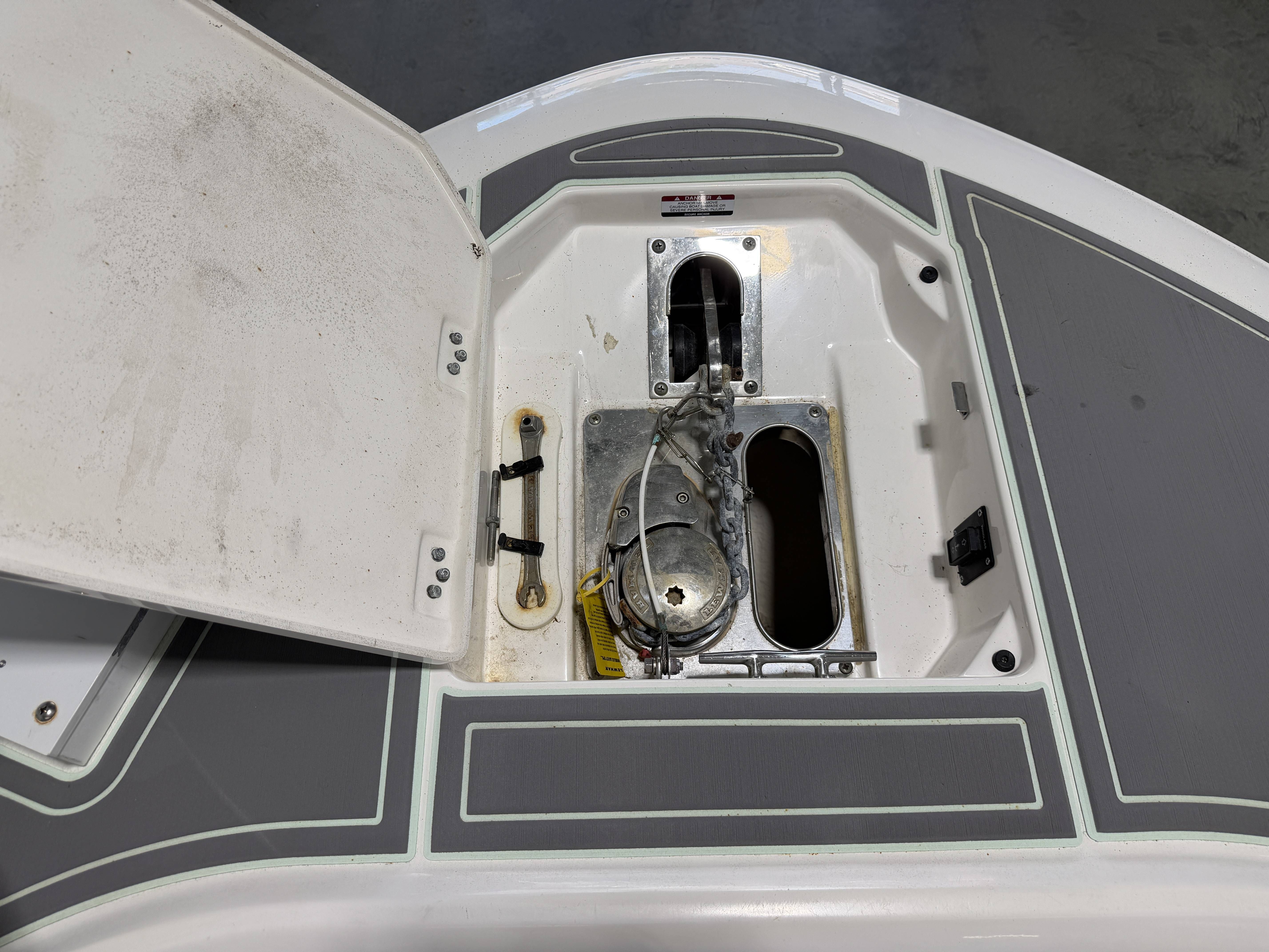 2023 Robalo R250 Center Console - 33