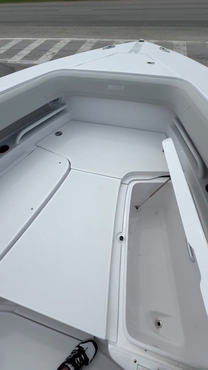 2025 Jupiter 30 HFS - 13