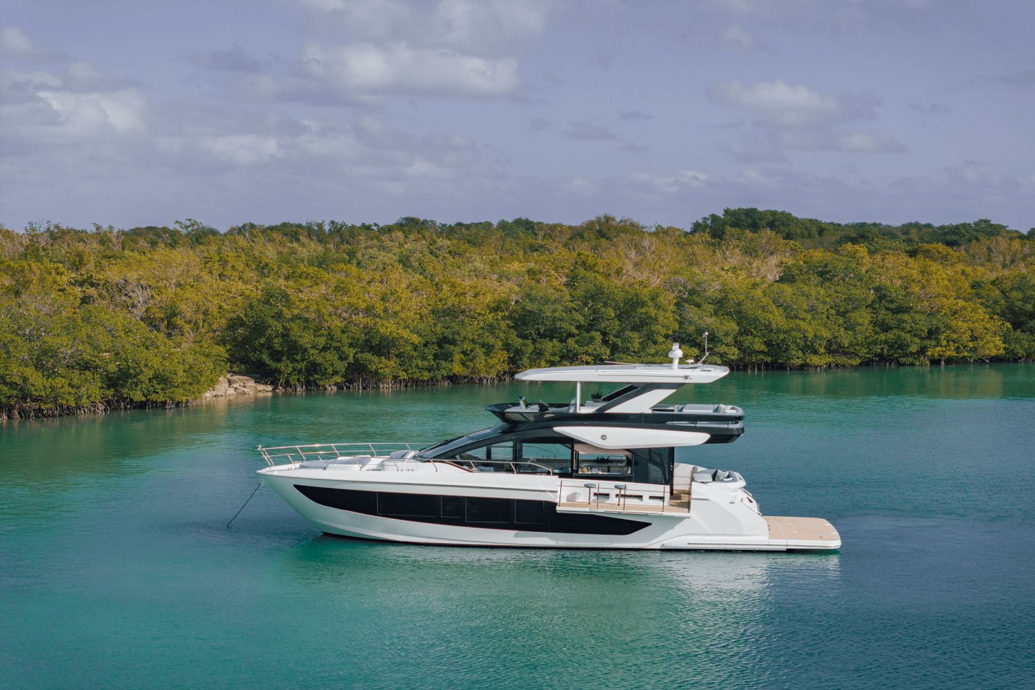 2027 Cruisers Yachts 57 Fly - 2