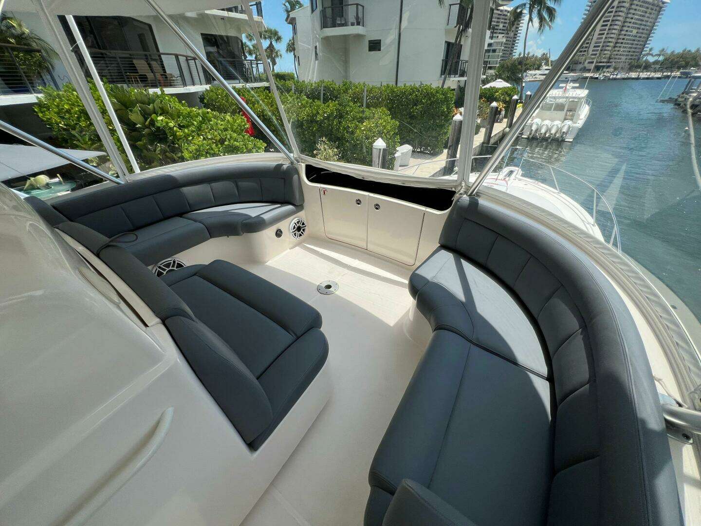 2015 Tiara Yachts 48 Convertible - Image 9