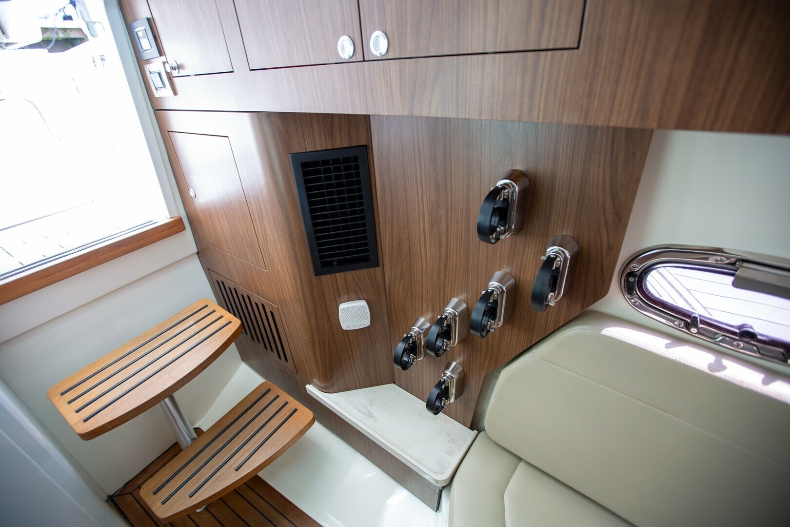 2019 Boston Whaler 380 Outrage - Image 4