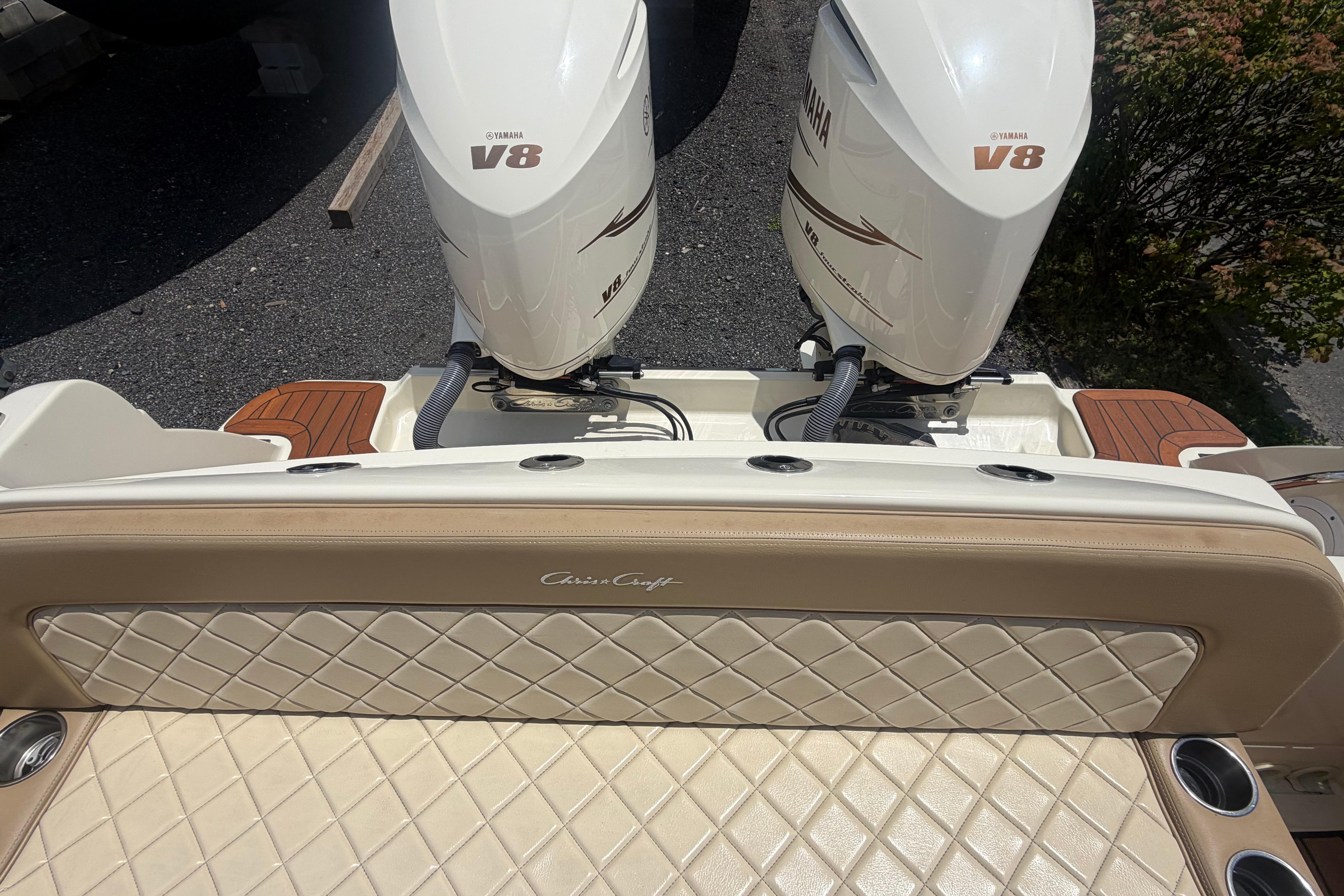 2017 Chris-Craft Catalina 34 with Yamaha V8 engines, featuring luxurious quilted seating.