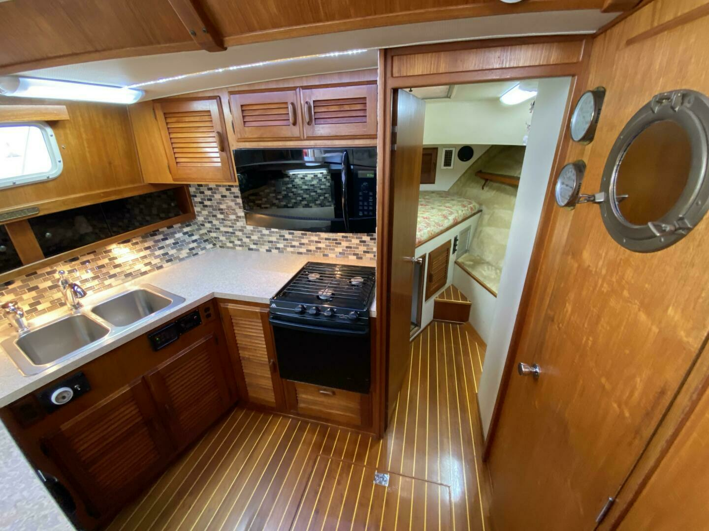 1983 Tollycraft Aft Cabin - Image 25