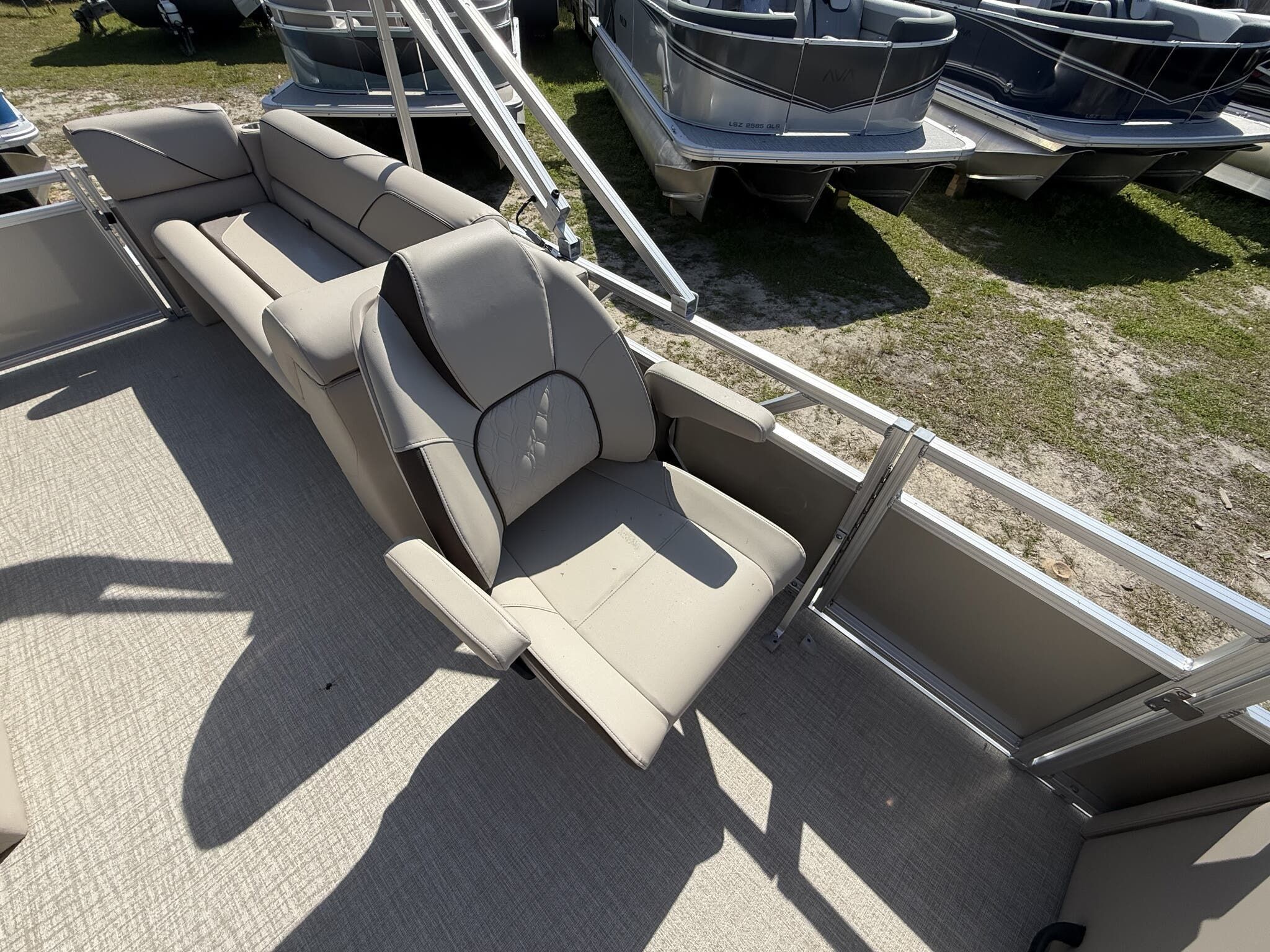 2026 Avalon Venture 85 23 QUAD LOUNGER 140HP - 5