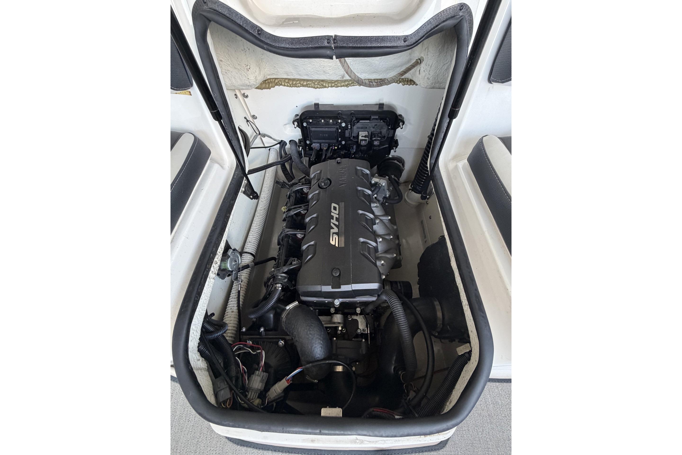 2022 Yamaha Boats AR195 engine compartment showcasing powerful motor design.