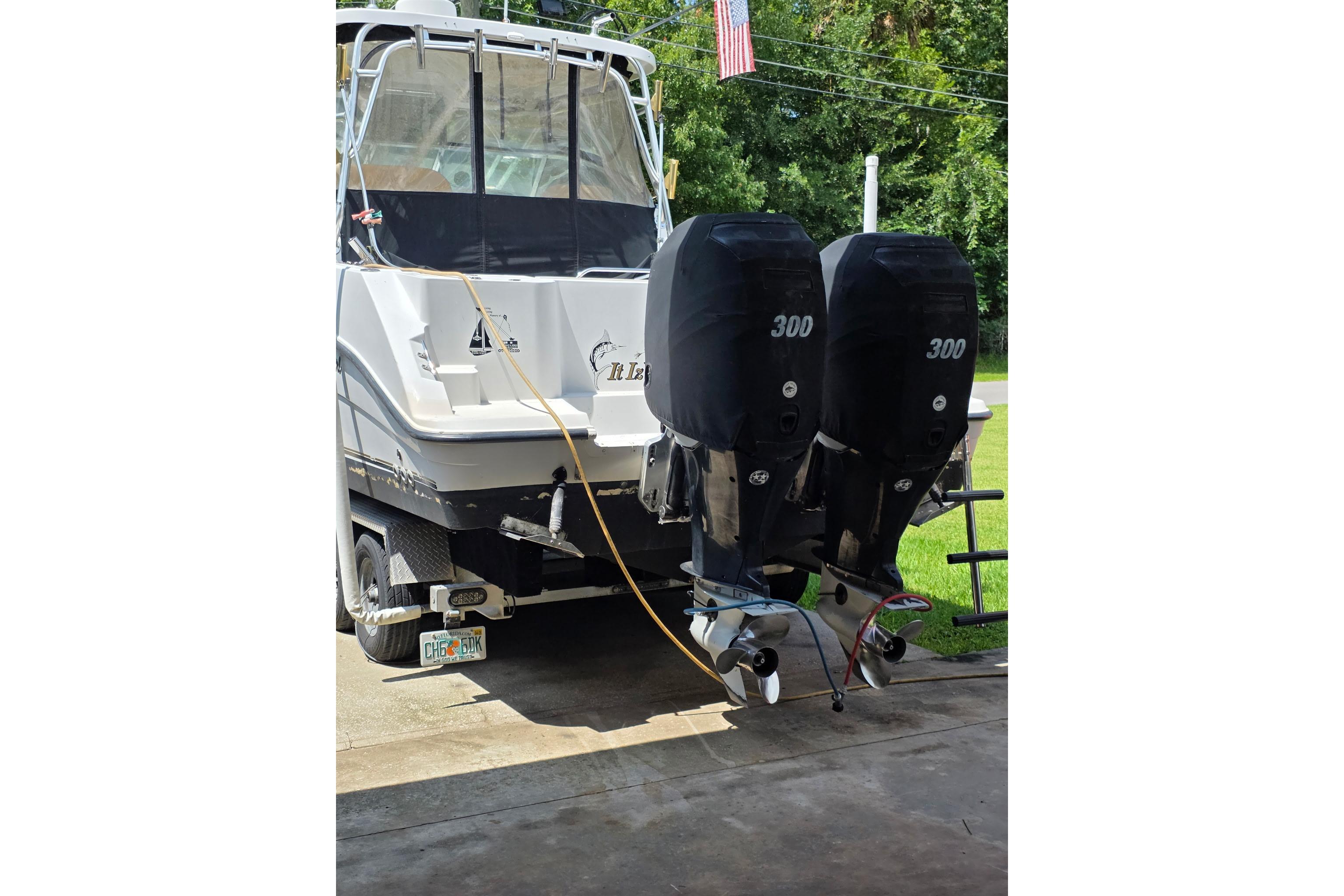 2007 Seaswirl Striper 2901 Walkaround O/B with dual 300 horsepower outboard motors.