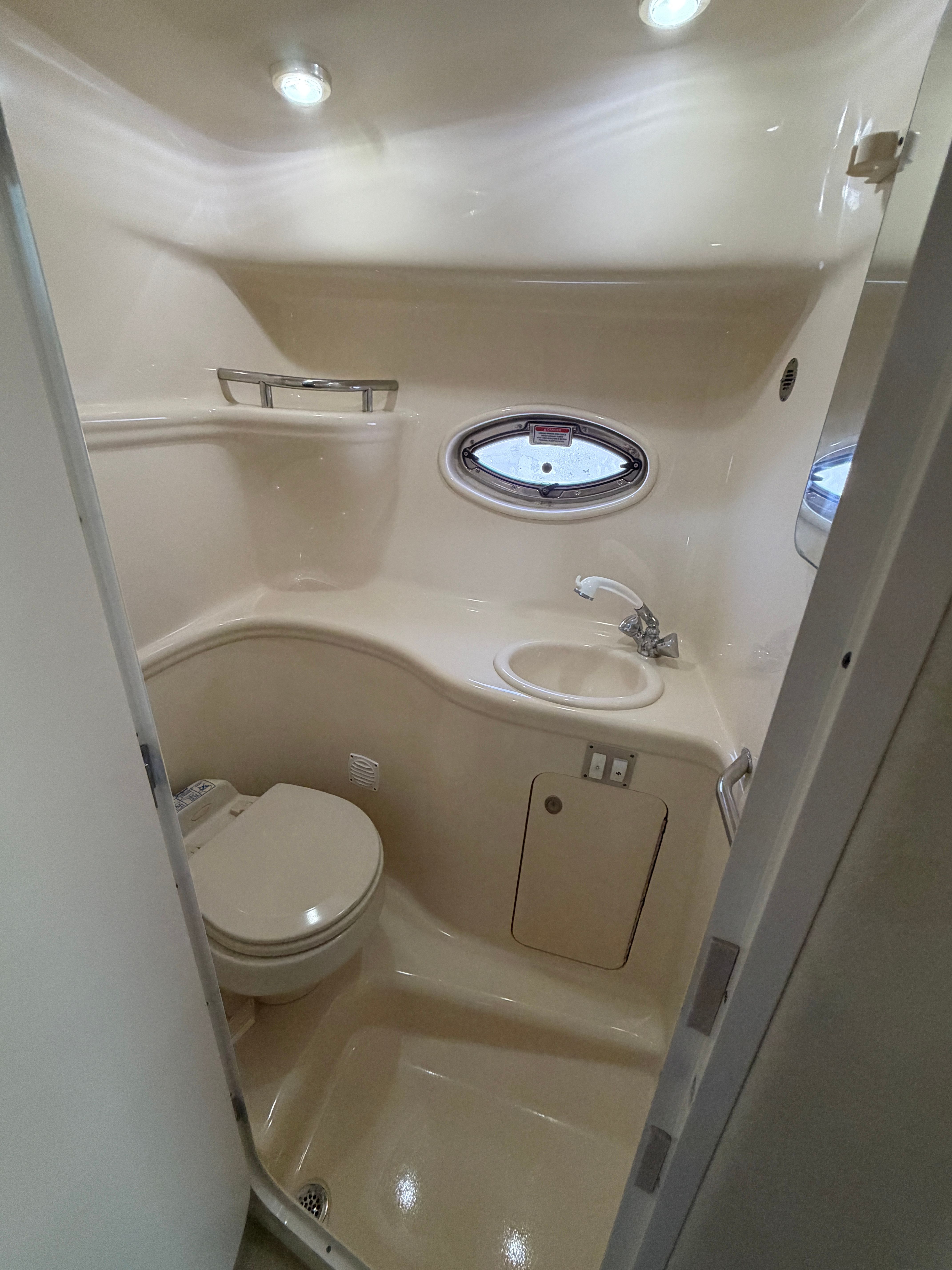 Interior view of 2005 Sea Ray 290 Amberjack bathroom.