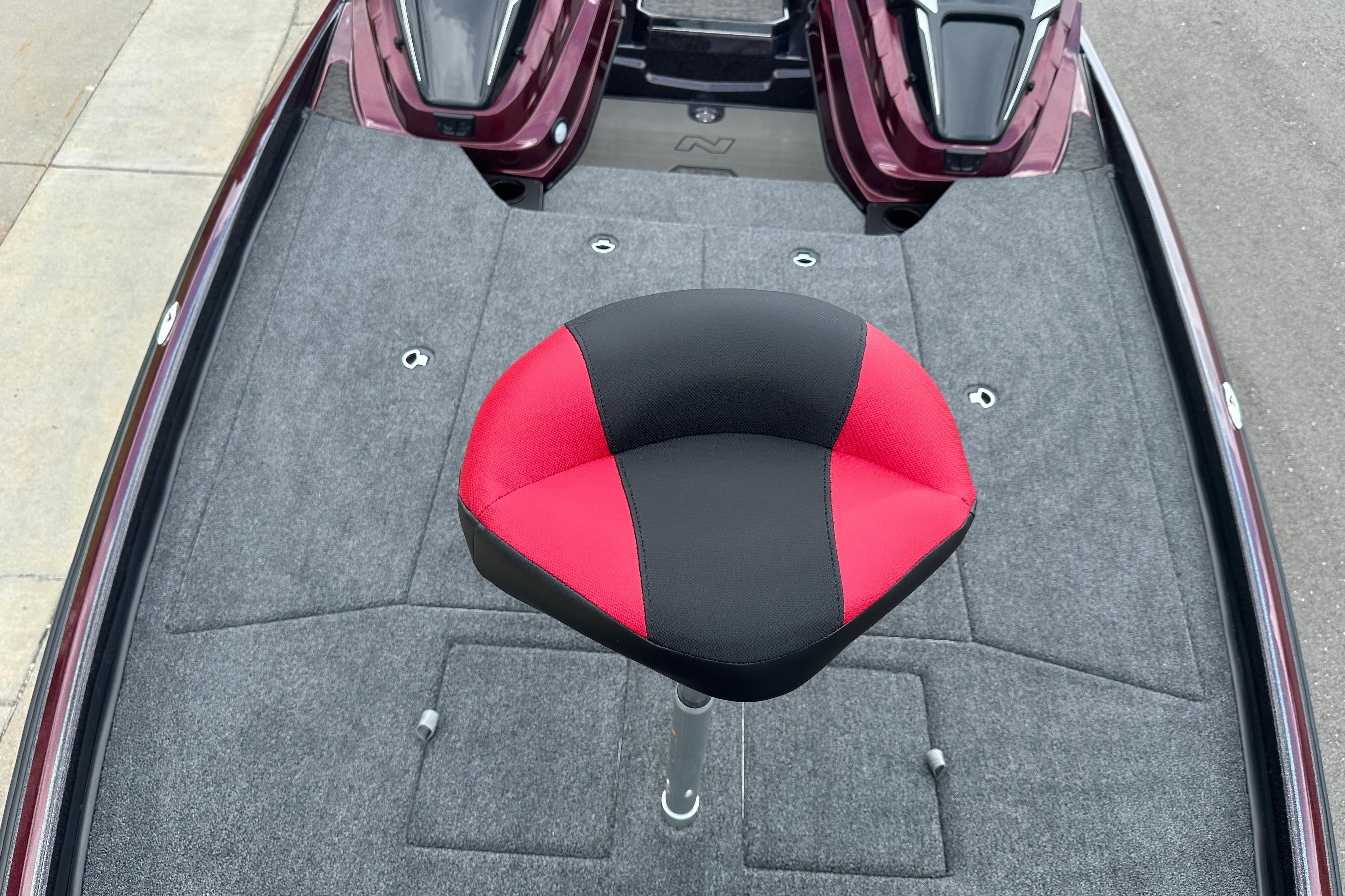 2026 Nitro Z21 XL boat deck with red and black seat, showcasing modern design.